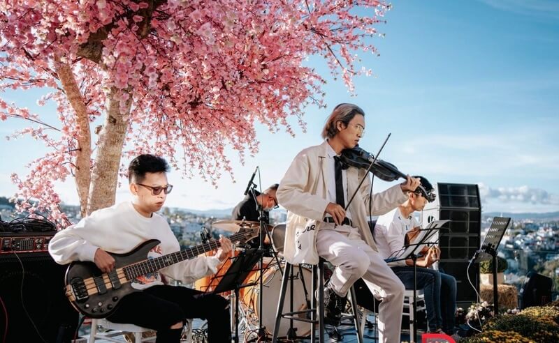 Bộ dàn âm thanh của quán cafe Amazing Show tại Đà Lạt gồm những thiết bị gì?