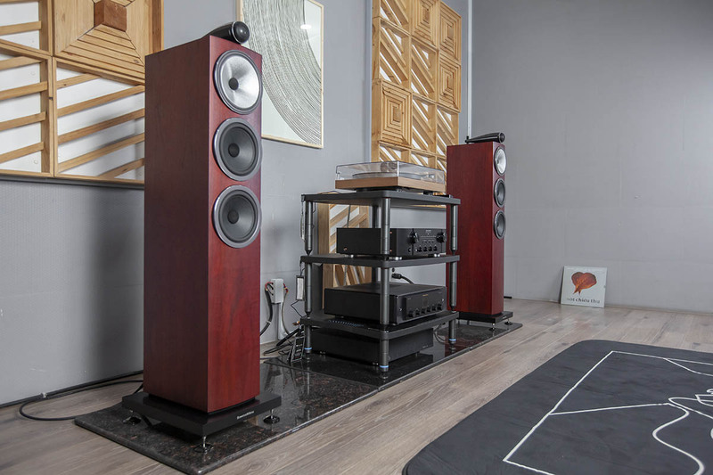 Loa B&W 703 S3