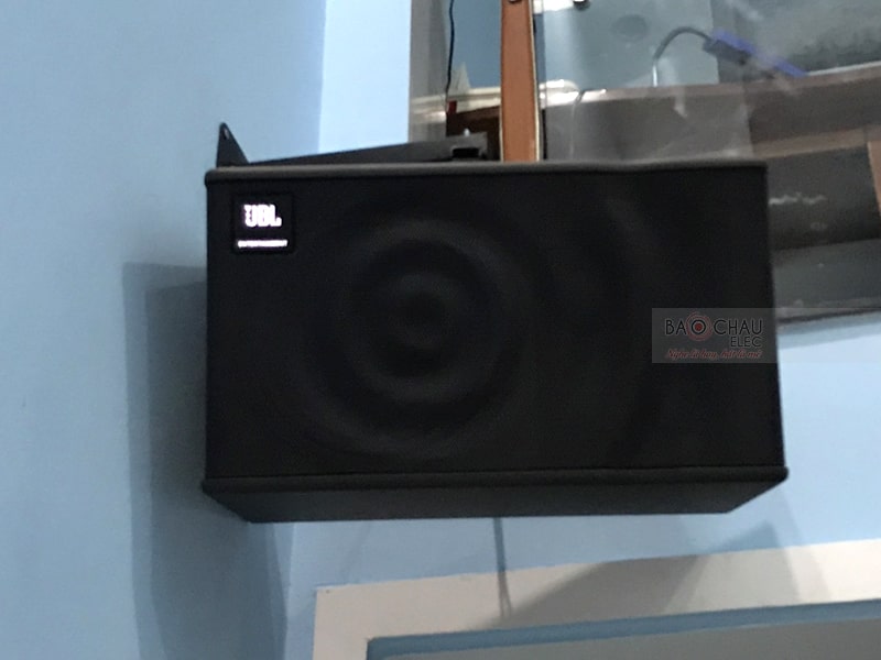 Loa JBL MK10 treo lên tường nhà