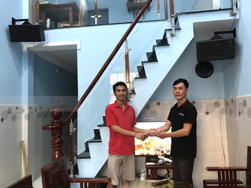 KTV chụp hình lưu niệm với anh Hùng ở Bình Dương