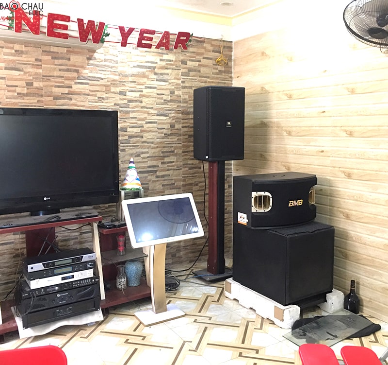 Combo VietKTV HD Plus 3TB + Màn hình 22 sử dụng cho hệ thống âm thanh của quán cafe