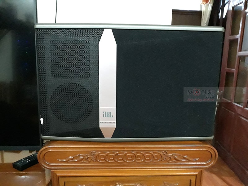 Loa jbl Ki 512 ở kệ tủ gia đình