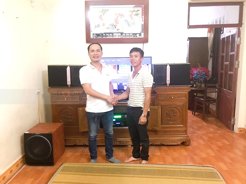 Kỹ thuật viên chụp hình với anh Quyền