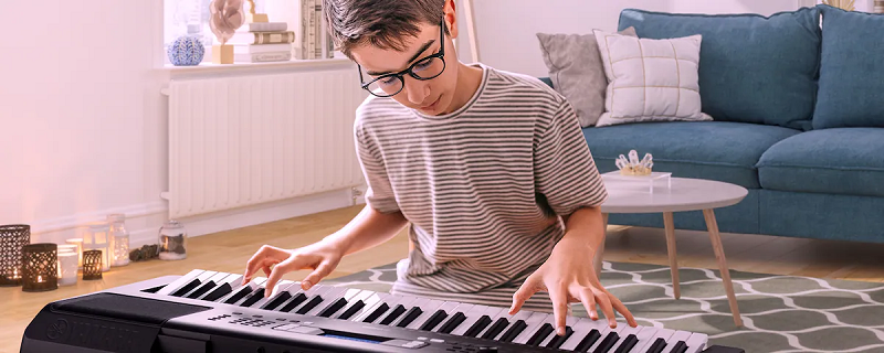 Đ&agrave;n organ Yamaha PSR-E373