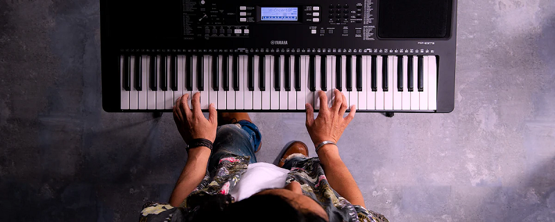 Đ&agrave;n organ Yamaha PSR-E373