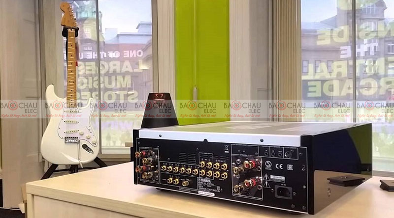 Mặt sau Amply nghe nhạc Yamaha