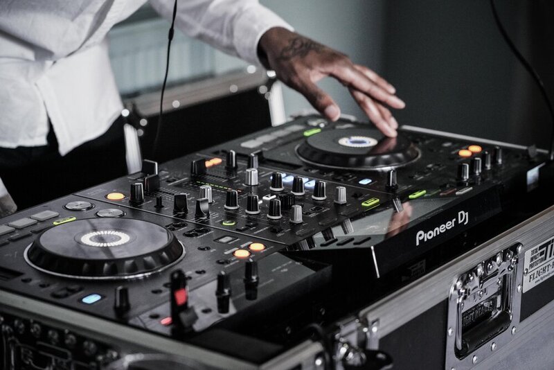 C&aacute;ch chọn b&agrave;n DJ tốt nhất cho người mới bắt đầu