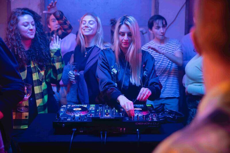 C&aacute;ch chọn b&agrave;n DJ tốt nhất cho người mới bắt đầu