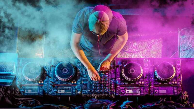 Học DJ cần chuẩn bị những g&igrave; v&agrave; những lưu &yacute; n&ecirc;n biết?