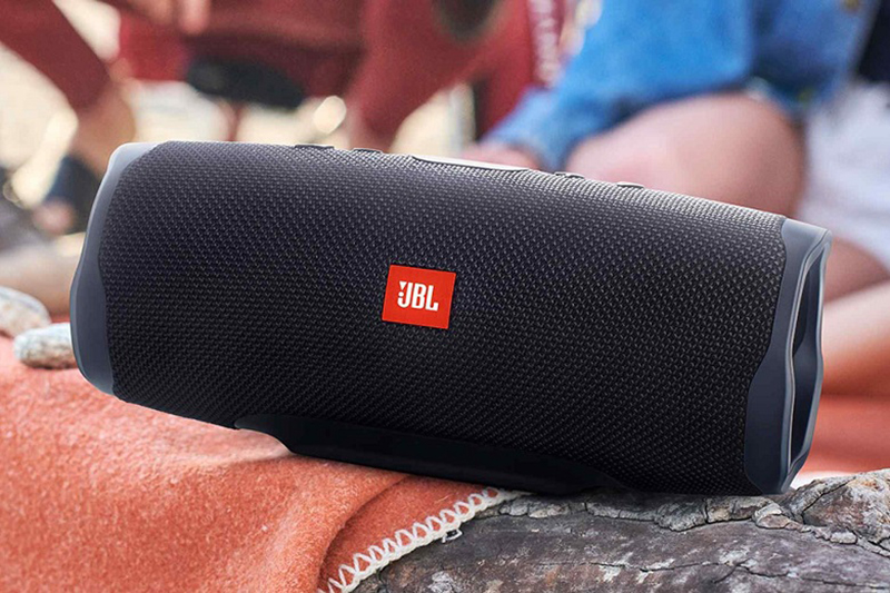 Loa Bluetooth JBL Charge 4 sở hữu nhiều tính năng ưu việt : chống nước, pin khủng, micro đàm thoại thông minh