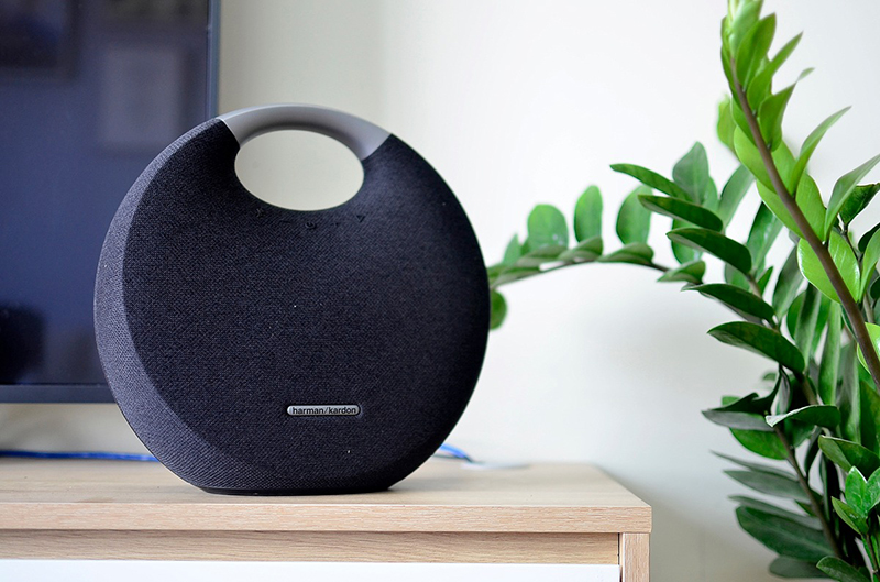 Loa Bluetooth Harman Kardon Onyx Studio 5 phù hợp với các buổi đi chơi, dã ngoại