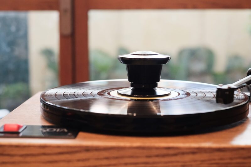 Nghe nhạc bằng đĩa than v&agrave; nghe nhạc bằng CD, MP3, FLAC kh&aacute;c nhau ở điểm n&agrave;o?