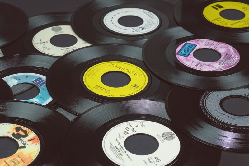 Nghe nhạc bằng đĩa than v&agrave; nghe nhạc bằng CD, MP3, FLAC kh&aacute;c nhau ở điểm n&agrave;o?