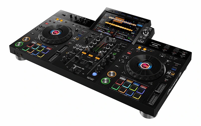 B&agrave;n DJ Controller l&agrave; g&igrave;? Điểm kh&aacute;c biệt giữa DJ Controller v&agrave; b&agrave;n DJ chuy&ecirc;n nghiệp