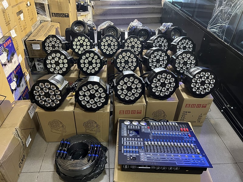 Đèn Pha Led Sân Khấu NE 117B Pha LED 18 bóng