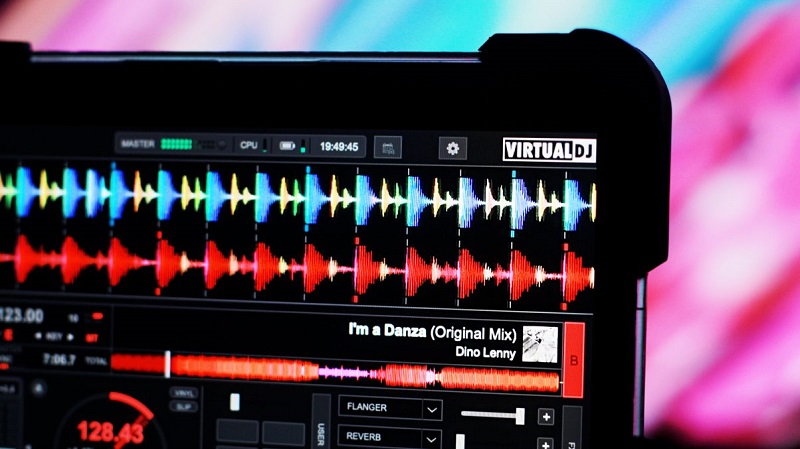 So s&aacute;nh: N&ecirc;n d&ugrave;ng phần mềm Serato DJ hay Virtual DJ?