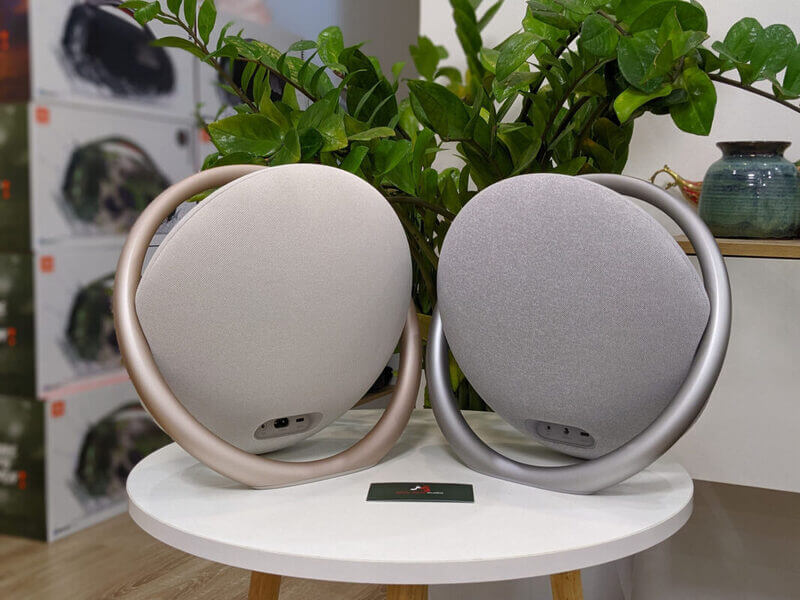 So s&aacute;nh chi tiết Loa Harman Kardon Onyx Studio 8 với Studio 7