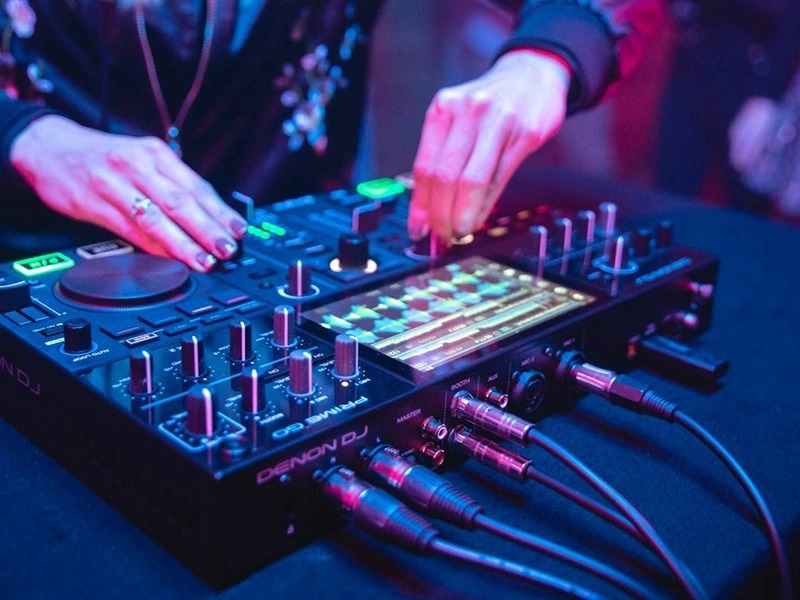 B&agrave;n DJ Denon Prime Go