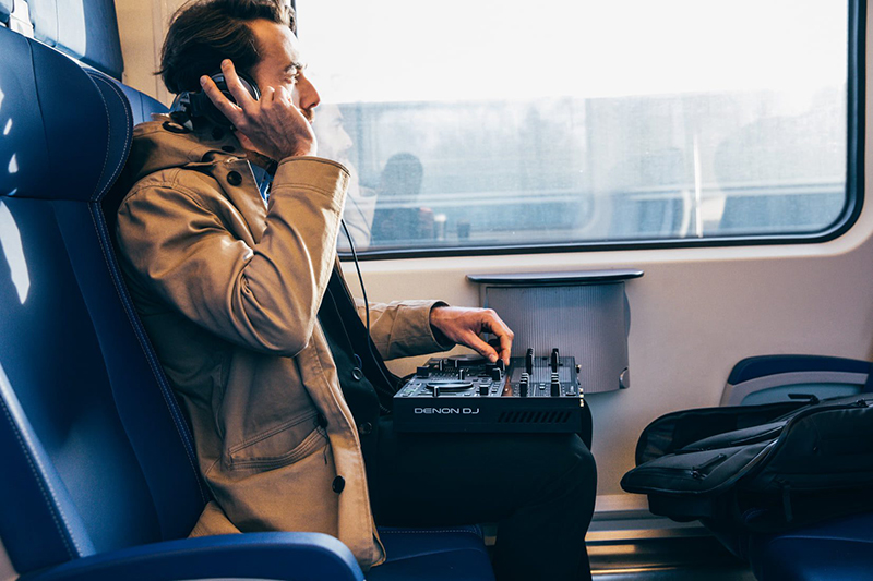 B&agrave;n DJ Denon Prime Go