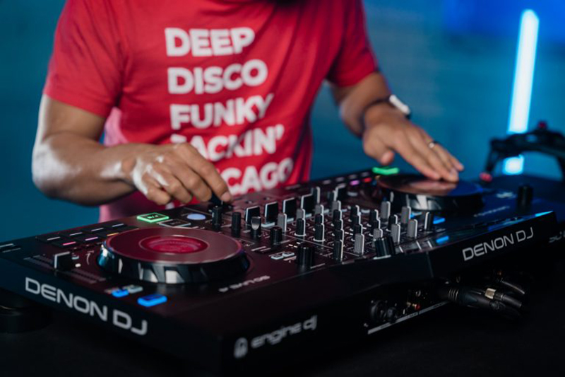 Bàn DJ Denon SC Live 4