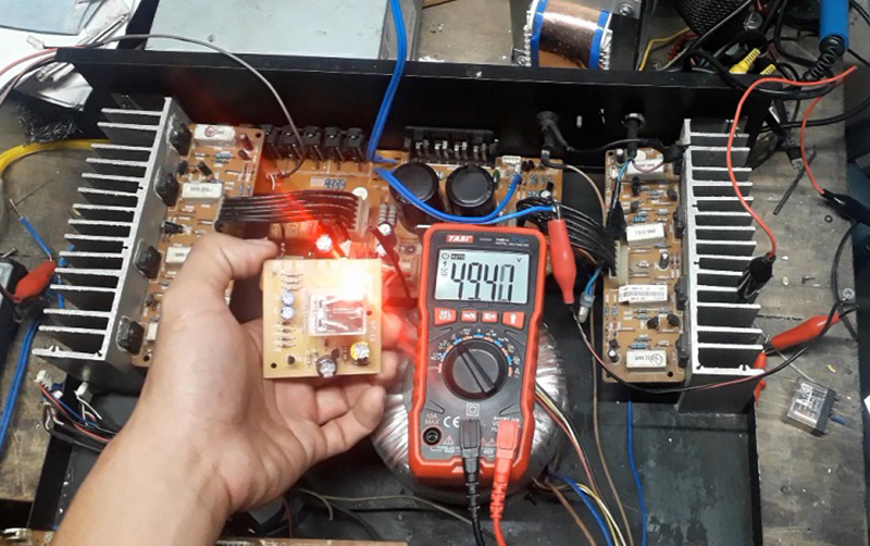 Amply bị rò điện ra loa