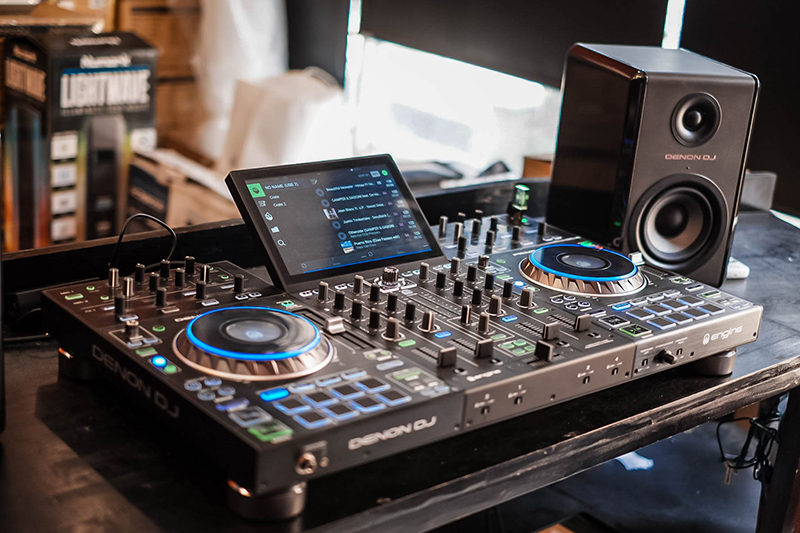 Bàn DJ Controller là gì? Điểm khác biệt giữa DJ Controller và bàn DJ chuyên nghiệp