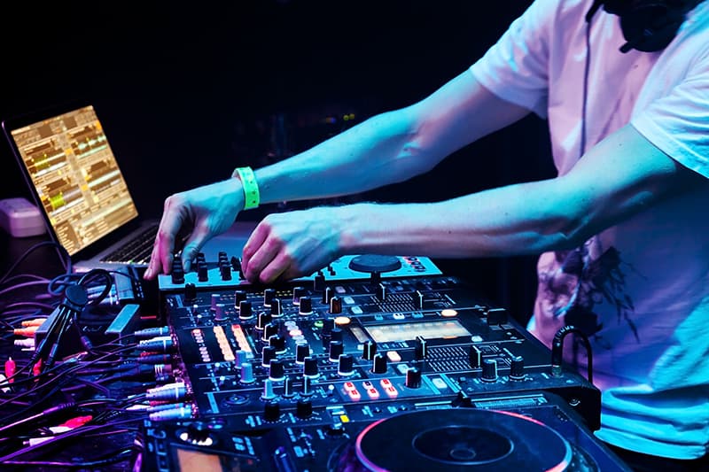C&aacute;ch chọn b&agrave;n DJ tốt nhất cho người mới bắt đầu