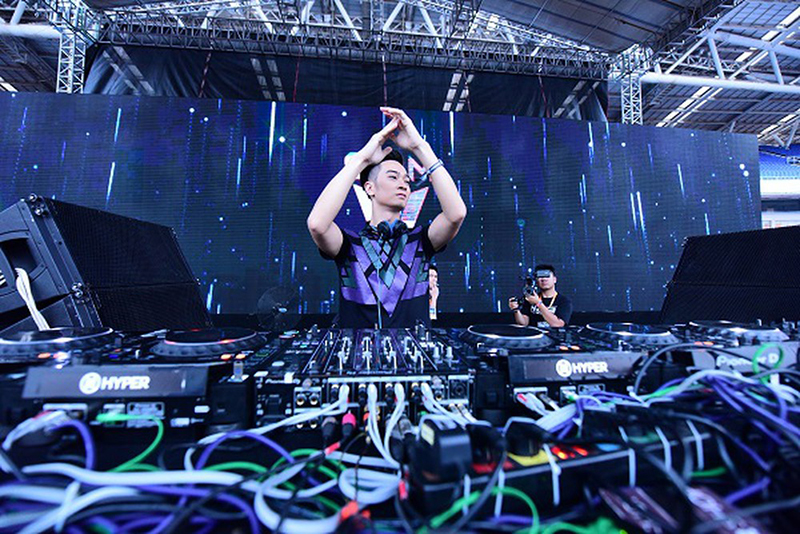 Bàn DJ Controller là gì? Điểm khác biệt giữa DJ Controller và bàn DJ chuyên nghiệp