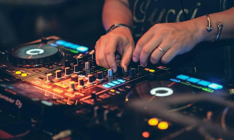 C&aacute;ch chọn b&agrave;n DJ tốt nhất cho người mới bắt đầu