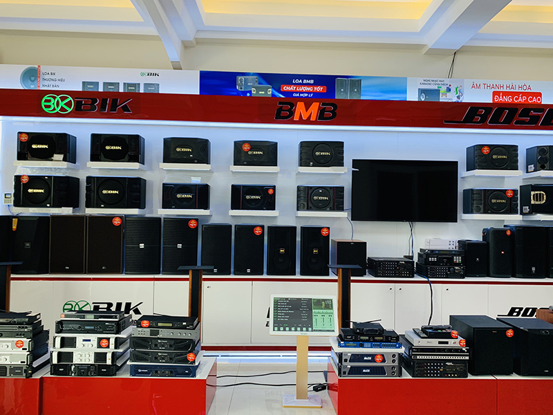 Kh&aacute;ch h&agrave;ng c&oacute; thể trải nghiệm thực tế thiết bị ngay tại showroom 
