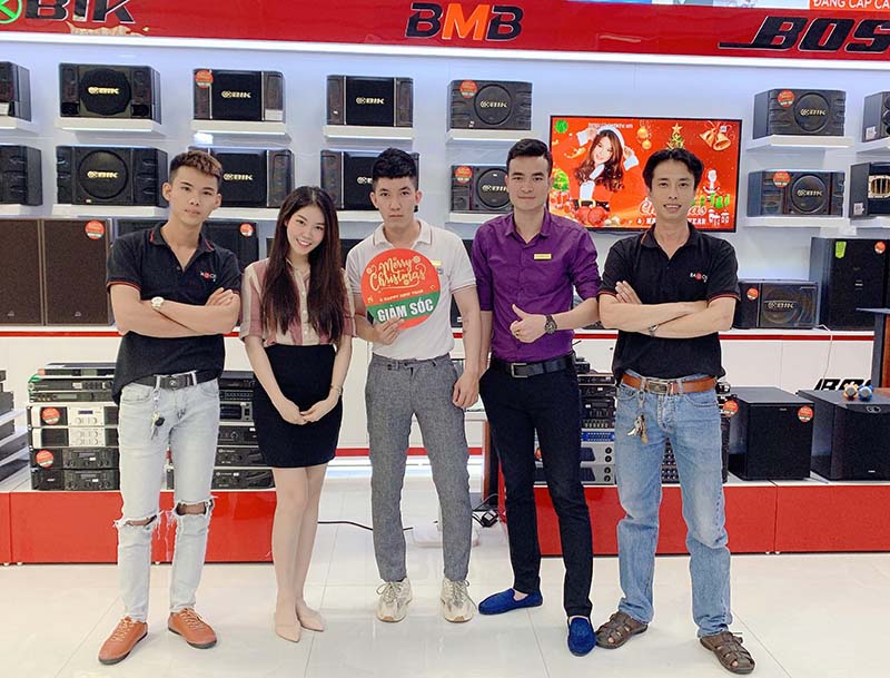 Đội ngũ nh&acirc;n vi&ecirc;n showroom Bảo Ch&acirc;u Elec h5
