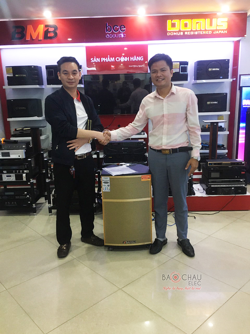Khách hàng mua loa kéo tại Bảo Châu Elec
