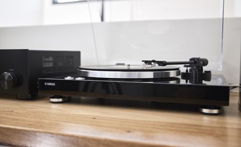 Amply Yamaha R N803 dễ d&agrave;ng kết nối c&ugrave;ng m&acirc;m đĩa than