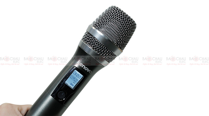 Đi kèm là 2 tay cầm micro không dây