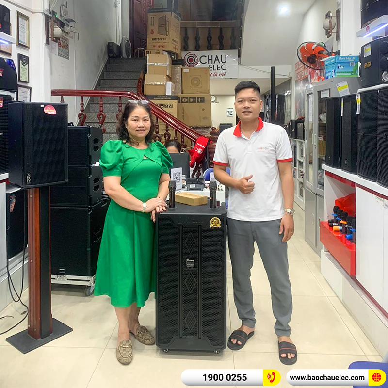 Khách hàng mua loa kéo tại Bảo Châu Elec