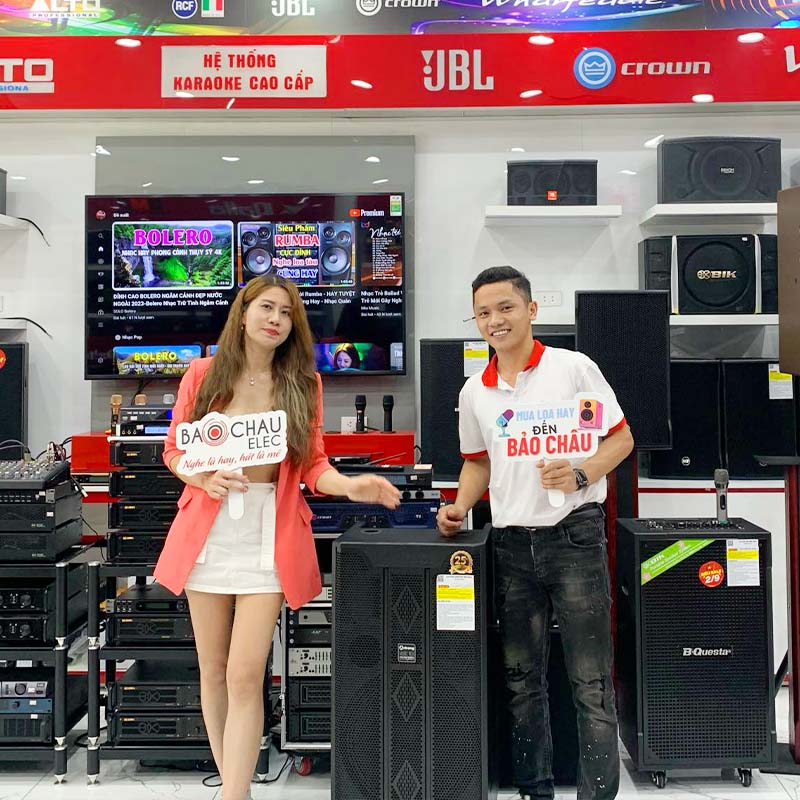 Khách hàng mua loa kéo tại Bảo Châu Elec