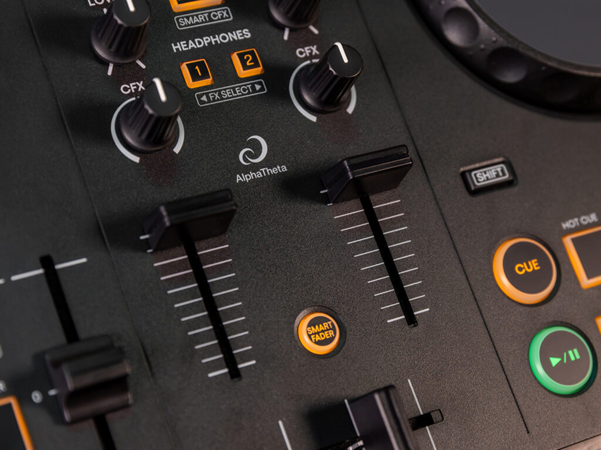 B&agrave;n DJ AlphaTheta DDJ-FLX2 