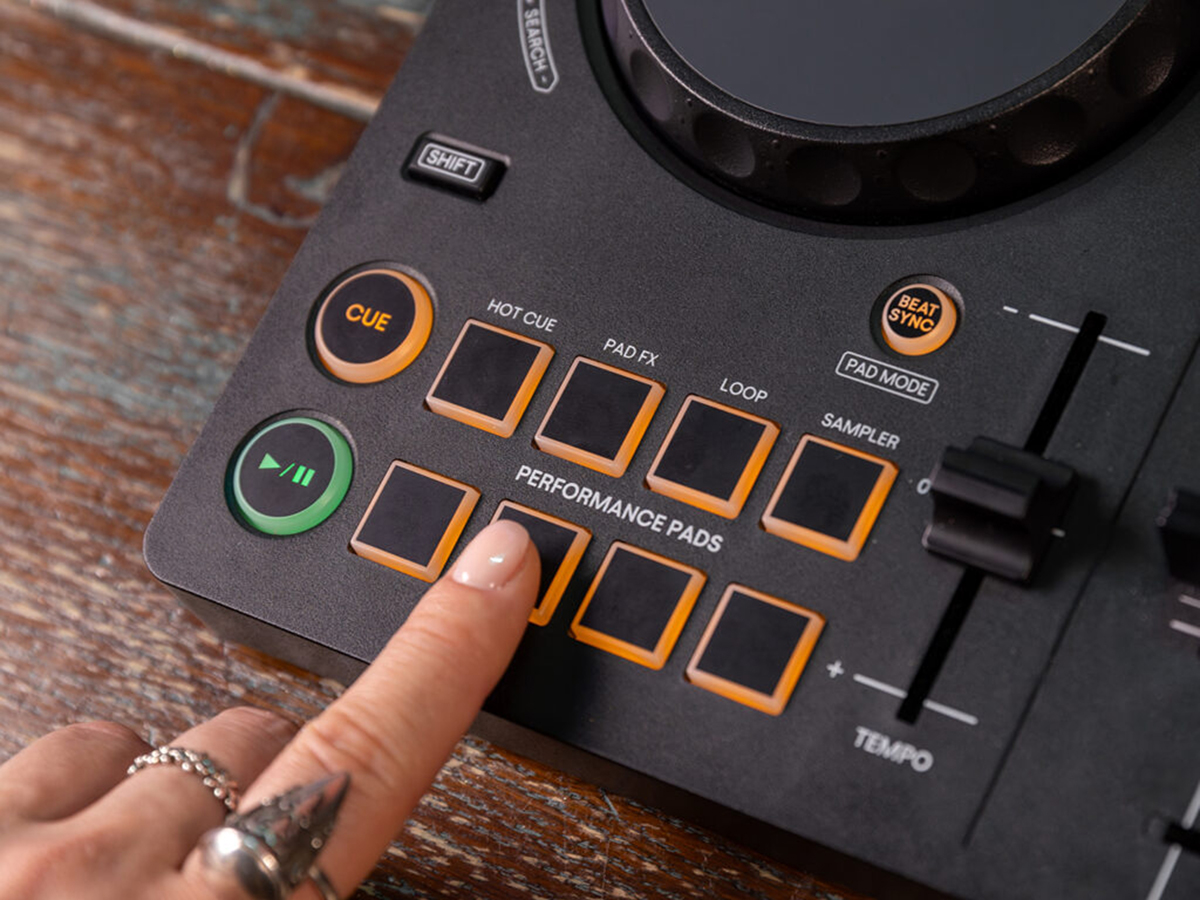 B&agrave;n DJ AlphaTheta DDJ-FLX2 