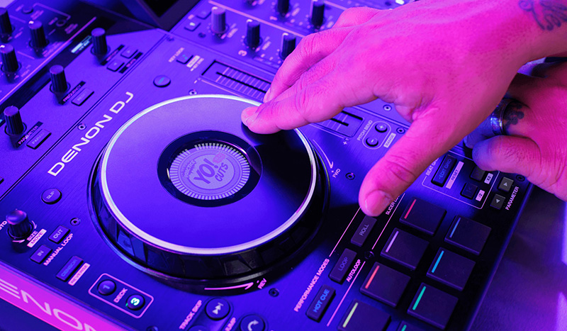 B&agrave;n DJ Denon Prime 4+