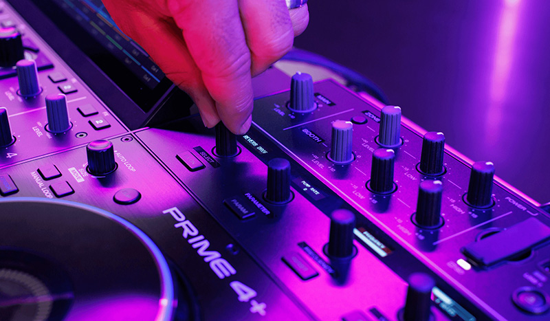 B&agrave;n DJ Denon Prime 4+