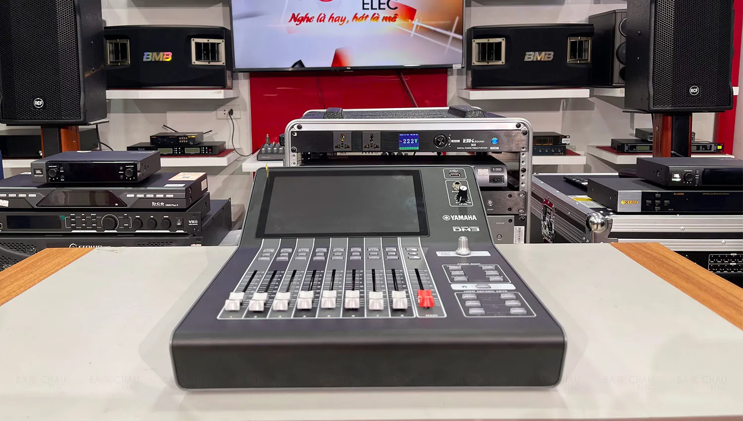 B&agrave;n mixer Yamaha DM3 Standard