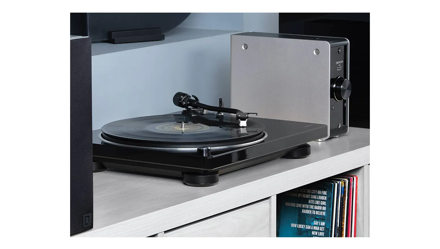 Đầu đĩa than Denon DP-400 màu đen thực tế