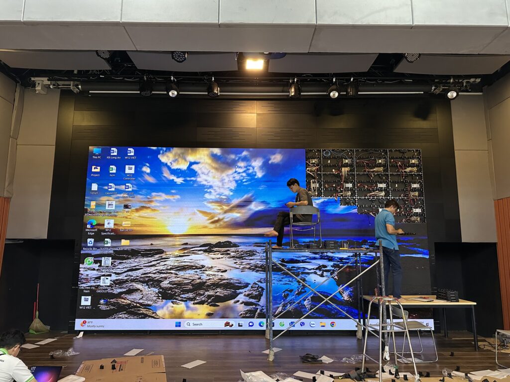 lắp đặt m&agrave;n h&igrave;nh LED