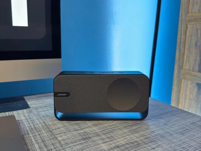 Bose SoundLink Home đặt cạnh m&agrave;n h&igrave;nh m&aacute;y t&iacute;nh