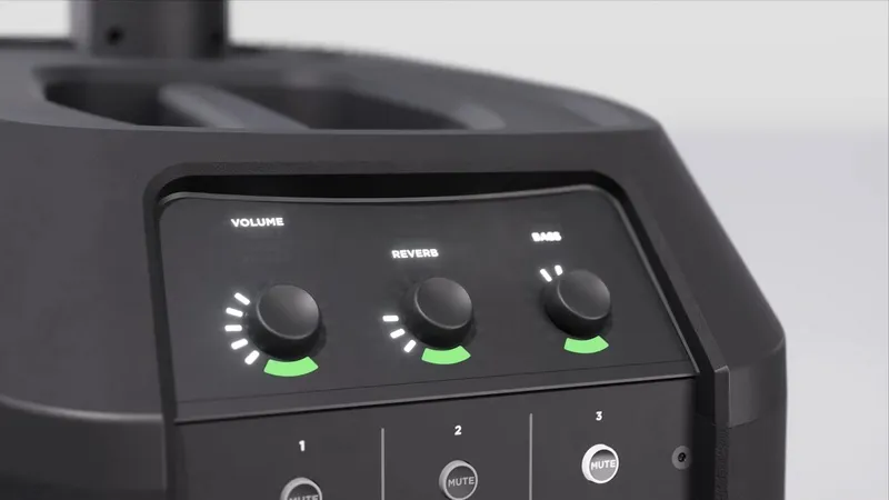 N&uacute;m chỉnh volume, reverb v&agrave; bass tr&ecirc;n bộ trộn Bose L1 Pro8