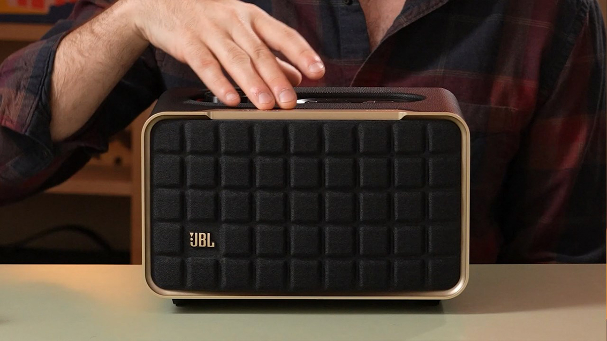  1/7 Loa JBL Authentics 200-5 H&igrave;nh ảnh sản phẩm Th&ocirc;ng số sản phẩm 100% h&agrave;ng ch&iacute;nh h&atilde;ng Đền gấp 3 lần nếu ph&aacute;t hiện h&agrave;ng giả Gi&aacute; lu&ocirc;n rẻ nhất Gọi để c&oacute; gi&aacute; tốt nhất Việt Nam Hệ thống 15 cửa h&agrave;ng lớn nhất Việt Nam Trả g&oacute;p 0% Trả g&oacute;p online từ 0% Đặc điểm nổi bật Loa JBL Authentics 200 nằm trong JBL Authentics Series, đ&aacute;p ứng nhu cầu nghe nhạc chất lượng cao với &acirc;m thanh JBL mạnh mẽ. - Thiết kế mang phong c&aacute;ch retro độc đ&aacute;o của thập ni&ecirc;n 70 - T&iacute;nh năng hỗ trợ giọng n&oacute;i qua Amazon Alexa v&agrave; Google Assistant - 2 củ loa tweeter 1-inch, 01 củ loa woofer 5-inch đ&aacute;p ứng dải rộng v&agrave; 01 m&agrave;ng loa cộng hưởng thụ động (bass radiator) k&iacute;ch cỡ 6-inch để mang lại dải &acirc;m trầm s&acirc;u v&agrave; năng lượng hơn. - Nghe nhạc từ c&aacute;c nền tảng ph&aacute;t nhạc trực tuyến như AirPlay, Alexa Multi-Room Music (MRM), Spotify Connect hay Chromecast - Tự động hiệu chỉnh &acirc;m thanh tối ưu với kh&ocirc;ng gian ph&ograve;ng Loa JBL Authentics 200 l&agrave; mẫu loa bluetooth mới nhất của thương hiệu &acirc;m thanh JBL, nằm trong loa Wi-Fi JBL Authentics Series ho&agrave;n to&agrave;n mới. Thiết kế ho&agrave;i cổ mang phong c&aacute;ch retro đặc biệt, t&iacute;ch hợp nhiều c&ocirc;ng nghệ kỹ thuật mới, đặc biệt l&agrave; t&iacute;nh năng hỗ trợ giọng n&oacute;i (Amazon Alexa v&agrave; Google Assistant) cho hiệu suất sử dụng linh hoạt c&ugrave;ng chất &acirc;m JBL huyền thoại. Đ&aacute;nh gi&aacute; thiết kế Loa JBL Authentics 200 Loa JBL Authentics 200 c&oacute; kiểu d&aacute;ng nhỏ gọn, k&iacute;ch thước (RxCxS) lần lượt l&agrave; 266,3 x 171,7 x 167,4 mm c&ugrave;ng trọng lượng nhẹ chỉ 3.12kg ph&ugrave; hợp bố tr&iacute; nhiều kh&ocirc;ng gian kh&aacute;c nhau m&agrave; kh&ocirc;ng chiếm qu&aacute; nhiều diện t&iacute;ch. Loa JBL Authentics 200 Vẻ ngo&agrave;i của loa đậm chất cổ điển, lấy cảm hứng từ thiết kế retro vớiphong c&aacute;ch thập ni&ecirc;n 70 mang t&iacute;nh biểu tượng của JBL. Chi tiết viền mạ v&agrave;ng sang trọng đồng điệu với logo JBL mạ v&agrave;ng tr&ecirc;n mặt &ecirc;-căng. Lưới tản nhiệt Quadrex, vỏ giống như da t&ugrave;y chỉnh v&agrave; khung nh&ocirc;m cao cấp cho thiết kế chắc chắn v&agrave; vững ch&atilde;i. Kh&ocirc;ng chỉ l&agrave; loa nghe nhạc, JBL Authentics 200 mang n&eacute;t đẹp độc đ&aacute;o ph&ugrave; hợp l&agrave;m m&oacute;n đồ trang tr&iacute; sang trọng trong mọi căn ph&ograve;ng. Đ&aacute;nh gi&aacute; chất lượng Loa JBL Authentics 200 &Acirc;m thanh mạnh mẽ hiệu suất tuyệt vời G&acirc;y ấn tượng với khả năng lấp đầy bất kỳ căn ph&ograve;ng n&agrave;o trong nh&agrave; bạn bằng &acirc;m thanh nổi, Loa JBL Authentics 200 trang bị một cặp loa tweeter 25mm đem đến &acirc;m thanh chi tiết v&agrave; trong trẻo, kết hợp với loa trầm to&agrave;n dải 5 inch v&agrave; bộ tản &acirc;m thụ động 6 inch giảm &acirc;m mang đến &acirc;m trầm s&acirc;u lắng v&agrave; nội lực. Loa JBL Authentics 200 Thiết kế củ loa cao cấp n&agrave;y đảm bảo &acirc;m thanh được c&acirc;n bằng một c&aacute;ch ho&agrave;n hảo, cho khả năng chơi tốt đa dạng thể loại &acirc;m nhạc, từ những giai điệu nhẹ nh&agrave;ng da diết cho đến c&aacute;c b&agrave;i nhạc remix, EDM s&ocirc;i động. C&ocirc;ng suất 90W cho khả năng chơi nhạc cho c&aacute;c kh&ocirc;ng gian vừa v&agrave; nhỏ. Truyền ph&aacute;t nhạc qua Wifi t&iacute;ch hợp Thưởng thức &acirc;m thanh từ đa dạng nguồn ph&aacute;t nhạc, từ podcast đến radio internet ở độ ph&acirc;n giải cao. Hay người d&ugrave;ng c&oacute; thể truyền ph&aacute;t nhạc qua AirPlay, Alexa Multi-Room Music (MRM), Chromecast t&iacute;ch hợp&trade; v&agrave; Spotify Connect. Thậm ch&iacute; bạn c&oacute; thể rời khỏi ph&ograve;ng hoặc nhận cuộc gọi m&agrave; &acirc;m nhạc vẫn kh&ocirc;ng bị gi&aacute;n đoạn. Kết nối Wifi đảm bảo loa của bạn nhận được c&aacute;c bản cập nhật t&iacute;nh năng v&agrave; phần mềm tự động kết nối để c&oacute; phi&ecirc;n bản mới nhất. Trợ l&yacute; giọng n&oacute;i th&ocirc;ng minh tr&ecirc;n một thiết bị. L&agrave; mẫu Loa JBL Authentics 200 được t&iacute;ch hợp Trợ l&yacute; Google v&agrave; Amazon Alexa cung cấp đồng thời mang đến sự tự do v&agrave; thuận tiện nhất để điều khiển nhiều thiết bị th&ocirc;ng minh, ph&aacute;t nhạc từ nhiều dịch vụ ph&aacute;t nhạc trực tuyến cũng như sử dụng ở chế độ rảnh tay từ trợ l&yacute; giọng n&oacute;i tại bất kỳ thời điểm n&agrave;o. Gh&eacute;p nối Bluetooth liền mạch Loa JBL Authentics 200 Được trang bị chuẩn kết nối bluetooth 5.3 mới nhất, bạn c&oacute; thể chia sẻ liền mạch danh s&aacute;ch ph&aacute;t bằng c&aacute;ch gh&eacute;p nồi JBL Authentics 200 với bất kỳ thiết bị Bluetooth n&agrave;o. Điều khiển trực quan qua ứng dụng JBL One Thưởng thức &acirc;m thanh c&aacute; nh&acirc;n h&oacute;a theo sở th&iacute;ch ri&ecirc;ng của bạn với c&aacute;c n&uacute;t điều khiển trực quan tr&ecirc;n loa gi&uacute;p điều chỉnh mức &acirc;m lượng, &acirc;m trầm v&agrave; &acirc;m bổng. Ngo&agrave;i ra c&oacute; thể sử dụng Alexa hoặc Google Assistant đề điều khiển thiết bị bằng giọng n&oacute;i. Hoặc sử dụng ứng dụng JBL One c&oacute; sẵn tr&ecirc;n iOS/ Android để c&oacute; th&ecirc;m t&ugrave;y chọn t&ugrave;y chỉnh EQ, c&agrave;i đặt v&agrave; t&igrave;m b&agrave;i h&aacute;t y&ecirc;u th&iacute;ch mới của bạn bằng c&aacute;c dịch vụ &acirc;m nhạc t&iacute;ch hợp. Ph&aacute;t lại &acirc;m thanh trong nhiều ph&ograve;ng Đặt nhiều loa JBL Authentics khắp nh&agrave; bữa tiệc đ&ocirc;ng vui của bạn. Bằng c&aacute;ch sử dụng ứng dụng Google Home hoặc ứng dụng Amazon Alexa, bạn c&oacute; thể thiết lập c&ugrave;ng một bản nhạc cho mọi ph&ograve;ng bằng c&aacute;ch kết nối hai hoặc nhiều loa với một danh s&aacute;ch ph&aacute;t duy nhất v&agrave; khiến mọi người chuyền động theo c&ugrave;ng một nhịp điệu. Tự động điều chỉnh &acirc;m thanh mọi l&uacute;c mọi nơi Loa JBL Authentics 200 Loa c&oacute; khả năng tự động hiệu chỉnh v&agrave; tối ưu h&oacute;a hiệu suất &acirc;m thanh cho mọi vị tr&iacute; mỗi khi bạn bật nguồn. Th&acirc;n thiện với m&ocirc;i trường Loa JBL Authentics 200 l&agrave; sản phẩm hướng tới mục ti&ecirc;u bảo vệ m&ocirc;i trường bền vững của JBL khi được l&agrave;m một phần bằng 100% vải t&aacute;i chế, 85% nhựa t&aacute;i chế v&agrave; 50% nh&ocirc;m. Đồng thời được đựng trong hộp carton được chứng nhận FSC in bằng mực đậu n&agrave;nh. Th&ocirc;ng số kỹ thuật Hệ thống &acirc;m thanh: &Acirc;m thanh nổi 2.0 Nguồn cấp: Điện &aacute;p xoay chiều 100 - 240V, ~ 50/60Hz Tổng c&ocirc;ng suất loa ph&aacute;t ra (Tối đa @THD 1%): 90W Đầu d&ograve;: Loa tweeter 2 x 25mm + loa trầm 5" Nhiệt độ hoạt động: 0&deg;C - 45&deg;C Phản hồi thường xuy&ecirc;n: 50Hz - 20kHz (-6dB) Đầu v&agrave;o &acirc;m thanh: 1 Đầu v&agrave;o &acirc;m thanh, Bluetooth/WIFI, Ethernet v&agrave; USB Cổng USB: Loại C C&aacute;c định dạng hỗ trợ: mp3,WAV Bộ giải m&atilde; MP3: MPEG 1 Lớp 2/3, MPEG 2 Lớp 3, MPEG 2.5 Lớp 3 Tốc độ lấy mẫu MP3: 16 - 48 kHz Tốc độ bit MP3: 80 - 320kbps Phi&ecirc;n bản Bluetooth: 5.3 K&iacute;ch thước (W x H x D): 266,3 x 171,7 x 167,4 mm Trọng lượng: 3,12 kg Loa JBL Authentics 200 ch&iacute;nh h&atilde;ng mới nhất hiện nay, bạn c&oacute; thể sở hữu loa Bluetooth sở hữu chất lượng &acirc;m thanh ch&acirc;n thực r&otilde; n&eacute;t, d&acirc;y đeo đa năng mang t&iacute;nh di động cao. Kh&aacute;ch h&agrave;ng c&oacute; thể li&ecirc;n hệ hotline 1900 0255 của Bảo Ch&acirc;u Elec để sớm nhất sở hữu cho m&igrave;nh sản phẩm Loa JBL Authentics 200 ch&iacute;nh h&atilde;ng với gi&aacute; tốt nhất thị trường. Tổng hợp c&aacute;c d&ograve;ng loa Bluetooth nhập khẩu ch&iacute;nh h&atilde;ng, c&oacute; b&aacute;n tại Bảo Ch&acirc;u elec Tổng hợp c&aacute;c d&ograve;ng loa Bluetooth nhập khẩu ch&iacute;nh h&atilde;ng, c&oacute; b&aacute;n tại Bảo Ch&acirc;u elec T&igrave;m hiểu th&ecirc;m nhiều mẫu loa Bluetooth hơn tại đ&acirc;y. C&aacute;c mẫu loa Bluetooth nhập khẩu ch&iacute;nh h&atilde;ng, thiết kế nhỏ gọn, chống nước tốt, sử dụng nghe nhạc cực hay, gi&aacute; rẻ. T&igrave;m Kiếm Nhiều: JBL Prx One Acton 2 Stanmore 2 JBL Flip 6 Charge 5 Partybox 710 Partybox 110 Onyx Studio 7 Loa B&O Beolit 20 Klipsch Groove XXL Loa Klipsch Sidekicks GIG XXL Xem th&ecirc;m Sản phẩm chưa c&oacute; đ&aacute;nh gi&aacute;, h&atilde;y trở th&agrave;nh người đầu ti&ecirc;n đ&aacute;nh gi&aacute; sản phẩm n&agrave;y! Viết đ&aacute;nh gi&aacute; Loa JBL Authentics 200