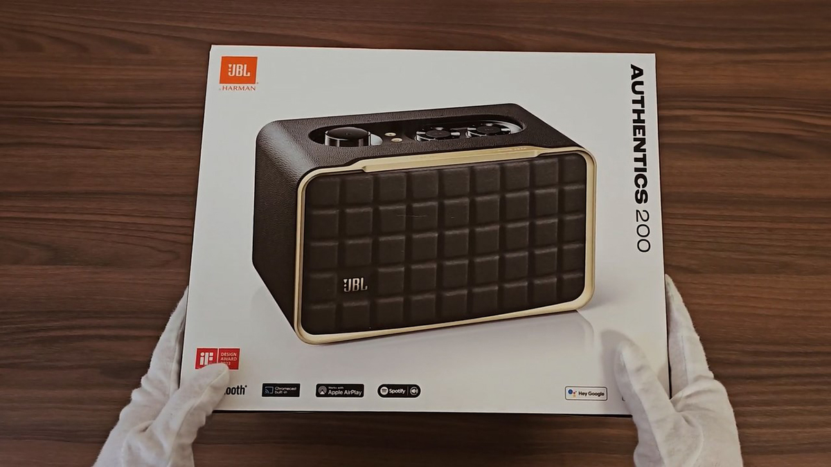  1/7 Loa JBL Authentics 200-5 H&igrave;nh ảnh sản phẩm Th&ocirc;ng số sản phẩm 100% h&agrave;ng ch&iacute;nh h&atilde;ng Đền gấp 3 lần nếu ph&aacute;t hiện h&agrave;ng giả Gi&aacute; lu&ocirc;n rẻ nhất Gọi để c&oacute; gi&aacute; tốt nhất Việt Nam Hệ thống 15 cửa h&agrave;ng lớn nhất Việt Nam Trả g&oacute;p 0% Trả g&oacute;p online từ 0% Đặc điểm nổi bật Loa JBL Authentics 200 nằm trong JBL Authentics Series, đ&aacute;p ứng nhu cầu nghe nhạc chất lượng cao với &acirc;m thanh JBL mạnh mẽ. - Thiết kế mang phong c&aacute;ch retro độc đ&aacute;o của thập ni&ecirc;n 70 - T&iacute;nh năng hỗ trợ giọng n&oacute;i qua Amazon Alexa v&agrave; Google Assistant - 2 củ loa tweeter 1-inch, 01 củ loa woofer 5-inch đ&aacute;p ứng dải rộng v&agrave; 01 m&agrave;ng loa cộng hưởng thụ động (bass radiator) k&iacute;ch cỡ 6-inch để mang lại dải &acirc;m trầm s&acirc;u v&agrave; năng lượng hơn. - Nghe nhạc từ c&aacute;c nền tảng ph&aacute;t nhạc trực tuyến như AirPlay, Alexa Multi-Room Music (MRM), Spotify Connect hay Chromecast - Tự động hiệu chỉnh &acirc;m thanh tối ưu với kh&ocirc;ng gian ph&ograve;ng Loa JBL Authentics 200 l&agrave; mẫu loa bluetooth mới nhất của thương hiệu &acirc;m thanh JBL, nằm trong loa Wi-Fi JBL Authentics Series ho&agrave;n to&agrave;n mới. Thiết kế ho&agrave;i cổ mang phong c&aacute;ch retro đặc biệt, t&iacute;ch hợp nhiều c&ocirc;ng nghệ kỹ thuật mới, đặc biệt l&agrave; t&iacute;nh năng hỗ trợ giọng n&oacute;i (Amazon Alexa v&agrave; Google Assistant) cho hiệu suất sử dụng linh hoạt c&ugrave;ng chất &acirc;m JBL huyền thoại. Đ&aacute;nh gi&aacute; thiết kế Loa JBL Authentics 200 Loa JBL Authentics 200 c&oacute; kiểu d&aacute;ng nhỏ gọn, k&iacute;ch thước (RxCxS) lần lượt l&agrave; 266,3 x 171,7 x 167,4 mm c&ugrave;ng trọng lượng nhẹ chỉ 3.12kg ph&ugrave; hợp bố tr&iacute; nhiều kh&ocirc;ng gian kh&aacute;c nhau m&agrave; kh&ocirc;ng chiếm qu&aacute; nhiều diện t&iacute;ch. Loa JBL Authentics 200 Vẻ ngo&agrave;i của loa đậm chất cổ điển, lấy cảm hứng từ thiết kế retro vớiphong c&aacute;ch thập ni&ecirc;n 70 mang t&iacute;nh biểu tượng của JBL. Chi tiết viền mạ v&agrave;ng sang trọng đồng điệu với logo JBL mạ v&agrave;ng tr&ecirc;n mặt &ecirc;-căng. Lưới tản nhiệt Quadrex, vỏ giống như da t&ugrave;y chỉnh v&agrave; khung nh&ocirc;m cao cấp cho thiết kế chắc chắn v&agrave; vững ch&atilde;i. Kh&ocirc;ng chỉ l&agrave; loa nghe nhạc, JBL Authentics 200 mang n&eacute;t đẹp độc đ&aacute;o ph&ugrave; hợp l&agrave;m m&oacute;n đồ trang tr&iacute; sang trọng trong mọi căn ph&ograve;ng. Đ&aacute;nh gi&aacute; chất lượng Loa JBL Authentics 200 &Acirc;m thanh mạnh mẽ hiệu suất tuyệt vời G&acirc;y ấn tượng với khả năng lấp đầy bất kỳ căn ph&ograve;ng n&agrave;o trong nh&agrave; bạn bằng &acirc;m thanh nổi, Loa JBL Authentics 200 trang bị một cặp loa tweeter 25mm đem đến &acirc;m thanh chi tiết v&agrave; trong trẻo, kết hợp với loa trầm to&agrave;n dải 5 inch v&agrave; bộ tản &acirc;m thụ động 6 inch giảm &acirc;m mang đến &acirc;m trầm s&acirc;u lắng v&agrave; nội lực. Loa JBL Authentics 200 Thiết kế củ loa cao cấp n&agrave;y đảm bảo &acirc;m thanh được c&acirc;n bằng một c&aacute;ch ho&agrave;n hảo, cho khả năng chơi tốt đa dạng thể loại &acirc;m nhạc, từ những giai điệu nhẹ nh&agrave;ng da diết cho đến c&aacute;c b&agrave;i nhạc remix, EDM s&ocirc;i động. C&ocirc;ng suất 90W cho khả năng chơi nhạc cho c&aacute;c kh&ocirc;ng gian vừa v&agrave; nhỏ. Truyền ph&aacute;t nhạc qua Wifi t&iacute;ch hợp Thưởng thức &acirc;m thanh từ đa dạng nguồn ph&aacute;t nhạc, từ podcast đến radio internet ở độ ph&acirc;n giải cao. Hay người d&ugrave;ng c&oacute; thể truyền ph&aacute;t nhạc qua AirPlay, Alexa Multi-Room Music (MRM), Chromecast t&iacute;ch hợp&trade; v&agrave; Spotify Connect. Thậm ch&iacute; bạn c&oacute; thể rời khỏi ph&ograve;ng hoặc nhận cuộc gọi m&agrave; &acirc;m nhạc vẫn kh&ocirc;ng bị gi&aacute;n đoạn. Kết nối Wifi đảm bảo loa của bạn nhận được c&aacute;c bản cập nhật t&iacute;nh năng v&agrave; phần mềm tự động kết nối để c&oacute; phi&ecirc;n bản mới nhất. Trợ l&yacute; giọng n&oacute;i th&ocirc;ng minh tr&ecirc;n một thiết bị. L&agrave; mẫu Loa JBL Authentics 200 được t&iacute;ch hợp Trợ l&yacute; Google v&agrave; Amazon Alexa cung cấp đồng thời mang đến sự tự do v&agrave; thuận tiện nhất để điều khiển nhiều thiết bị th&ocirc;ng minh, ph&aacute;t nhạc từ nhiều dịch vụ ph&aacute;t nhạc trực tuyến cũng như sử dụng ở chế độ rảnh tay từ trợ l&yacute; giọng n&oacute;i tại bất kỳ thời điểm n&agrave;o. Gh&eacute;p nối Bluetooth liền mạch Loa JBL Authentics 200 Được trang bị chuẩn kết nối bluetooth 5.3 mới nhất, bạn c&oacute; thể chia sẻ liền mạch danh s&aacute;ch ph&aacute;t bằng c&aacute;ch gh&eacute;p nồi JBL Authentics 200 với bất kỳ thiết bị Bluetooth n&agrave;o. Điều khiển trực quan qua ứng dụng JBL One Thưởng thức &acirc;m thanh c&aacute; nh&acirc;n h&oacute;a theo sở th&iacute;ch ri&ecirc;ng của bạn với c&aacute;c n&uacute;t điều khiển trực quan tr&ecirc;n loa gi&uacute;p điều chỉnh mức &acirc;m lượng, &acirc;m trầm v&agrave; &acirc;m bổng. Ngo&agrave;i ra c&oacute; thể sử dụng Alexa hoặc Google Assistant đề điều khiển thiết bị bằng giọng n&oacute;i. Hoặc sử dụng ứng dụng JBL One c&oacute; sẵn tr&ecirc;n iOS/ Android để c&oacute; th&ecirc;m t&ugrave;y chọn t&ugrave;y chỉnh EQ, c&agrave;i đặt v&agrave; t&igrave;m b&agrave;i h&aacute;t y&ecirc;u th&iacute;ch mới của bạn bằng c&aacute;c dịch vụ &acirc;m nhạc t&iacute;ch hợp. Ph&aacute;t lại &acirc;m thanh trong nhiều ph&ograve;ng Đặt nhiều loa JBL Authentics khắp nh&agrave; bữa tiệc đ&ocirc;ng vui của bạn. Bằng c&aacute;ch sử dụng ứng dụng Google Home hoặc ứng dụng Amazon Alexa, bạn c&oacute; thể thiết lập c&ugrave;ng một bản nhạc cho mọi ph&ograve;ng bằng c&aacute;ch kết nối hai hoặc nhiều loa với một danh s&aacute;ch ph&aacute;t duy nhất v&agrave; khiến mọi người chuyền động theo c&ugrave;ng một nhịp điệu. Tự động điều chỉnh &acirc;m thanh mọi l&uacute;c mọi nơi Loa JBL Authentics 200 Loa c&oacute; khả năng tự động hiệu chỉnh v&agrave; tối ưu h&oacute;a hiệu suất &acirc;m thanh cho mọi vị tr&iacute; mỗi khi bạn bật nguồn. Th&acirc;n thiện với m&ocirc;i trường Loa JBL Authentics 200 l&agrave; sản phẩm hướng tới mục ti&ecirc;u bảo vệ m&ocirc;i trường bền vững của JBL khi được l&agrave;m một phần bằng 100% vải t&aacute;i chế, 85% nhựa t&aacute;i chế v&agrave; 50% nh&ocirc;m. Đồng thời được đựng trong hộp carton được chứng nhận FSC in bằng mực đậu n&agrave;nh. Th&ocirc;ng số kỹ thuật Hệ thống &acirc;m thanh: &Acirc;m thanh nổi 2.0 Nguồn cấp: Điện &aacute;p xoay chiều 100 - 240V, ~ 50/60Hz Tổng c&ocirc;ng suất loa ph&aacute;t ra (Tối đa @THD 1%): 90W Đầu d&ograve;: Loa tweeter 2 x 25mm + loa trầm 5" Nhiệt độ hoạt động: 0&deg;C - 45&deg;C Phản hồi thường xuy&ecirc;n: 50Hz - 20kHz (-6dB) Đầu v&agrave;o &acirc;m thanh: 1 Đầu v&agrave;o &acirc;m thanh, Bluetooth/WIFI, Ethernet v&agrave; USB Cổng USB: Loại C C&aacute;c định dạng hỗ trợ: mp3,WAV Bộ giải m&atilde; MP3: MPEG 1 Lớp 2/3, MPEG 2 Lớp 3, MPEG 2.5 Lớp 3 Tốc độ lấy mẫu MP3: 16 - 48 kHz Tốc độ bit MP3: 80 - 320kbps Phi&ecirc;n bản Bluetooth: 5.3 K&iacute;ch thước (W x H x D): 266,3 x 171,7 x 167,4 mm Trọng lượng: 3,12 kg Loa JBL Authentics 200 ch&iacute;nh h&atilde;ng mới nhất hiện nay, bạn c&oacute; thể sở hữu loa Bluetooth sở hữu chất lượng &acirc;m thanh ch&acirc;n thực r&otilde; n&eacute;t, d&acirc;y đeo đa năng mang t&iacute;nh di động cao. Kh&aacute;ch h&agrave;ng c&oacute; thể li&ecirc;n hệ hotline 1900 0255 của Bảo Ch&acirc;u Elec để sớm nhất sở hữu cho m&igrave;nh sản phẩm Loa JBL Authentics 200 ch&iacute;nh h&atilde;ng với gi&aacute; tốt nhất thị trường. Tổng hợp c&aacute;c d&ograve;ng loa Bluetooth nhập khẩu ch&iacute;nh h&atilde;ng, c&oacute; b&aacute;n tại Bảo Ch&acirc;u elec Tổng hợp c&aacute;c d&ograve;ng loa Bluetooth nhập khẩu ch&iacute;nh h&atilde;ng, c&oacute; b&aacute;n tại Bảo Ch&acirc;u elec T&igrave;m hiểu th&ecirc;m nhiều mẫu loa Bluetooth hơn tại đ&acirc;y. C&aacute;c mẫu loa Bluetooth nhập khẩu ch&iacute;nh h&atilde;ng, thiết kế nhỏ gọn, chống nước tốt, sử dụng nghe nhạc cực hay, gi&aacute; rẻ. T&igrave;m Kiếm Nhiều: JBL Prx One Acton 2 Stanmore 2 JBL Flip 6 Charge 5 Partybox 710 Partybox 110 Onyx Studio 7 Loa B&O Beolit 20 Klipsch Groove XXL Loa Klipsch Sidekicks GIG XXL Xem th&ecirc;m Sản phẩm chưa c&oacute; đ&aacute;nh gi&aacute;, h&atilde;y trở th&agrave;nh người đầu ti&ecirc;n đ&aacute;nh gi&aacute; sản phẩm n&agrave;y! Viết đ&aacute;nh gi&aacute; Loa JBL Authentics 200