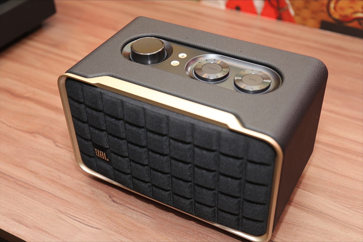  1/7 Loa JBL Authentics 200-5 H&igrave;nh ảnh sản phẩm Th&ocirc;ng số sản phẩm 100% h&agrave;ng ch&iacute;nh h&atilde;ng Đền gấp 3 lần nếu ph&aacute;t hiện h&agrave;ng giả Gi&aacute; lu&ocirc;n rẻ nhất Gọi để c&oacute; gi&aacute; tốt nhất Việt Nam Hệ thống 15 cửa h&agrave;ng lớn nhất Việt Nam Trả g&oacute;p 0% Trả g&oacute;p online từ 0% Đặc điểm nổi bật Loa JBL Authentics 200 nằm trong JBL Authentics Series, đ&aacute;p ứng nhu cầu nghe nhạc chất lượng cao với &acirc;m thanh JBL mạnh mẽ. - Thiết kế mang phong c&aacute;ch retro độc đ&aacute;o của thập ni&ecirc;n 70 - T&iacute;nh năng hỗ trợ giọng n&oacute;i qua Amazon Alexa v&agrave; Google Assistant - 2 củ loa tweeter 1-inch, 01 củ loa woofer 5-inch đ&aacute;p ứng dải rộng v&agrave; 01 m&agrave;ng loa cộng hưởng thụ động (bass radiator) k&iacute;ch cỡ 6-inch để mang lại dải &acirc;m trầm s&acirc;u v&agrave; năng lượng hơn. - Nghe nhạc từ c&aacute;c nền tảng ph&aacute;t nhạc trực tuyến như AirPlay, Alexa Multi-Room Music (MRM), Spotify Connect hay Chromecast - Tự động hiệu chỉnh &acirc;m thanh tối ưu với kh&ocirc;ng gian ph&ograve;ng Loa JBL Authentics 200 l&agrave; mẫu loa bluetooth mới nhất của thương hiệu &acirc;m thanh JBL, nằm trong loa Wi-Fi JBL Authentics Series ho&agrave;n to&agrave;n mới. Thiết kế ho&agrave;i cổ mang phong c&aacute;ch retro đặc biệt, t&iacute;ch hợp nhiều c&ocirc;ng nghệ kỹ thuật mới, đặc biệt l&agrave; t&iacute;nh năng hỗ trợ giọng n&oacute;i (Amazon Alexa v&agrave; Google Assistant) cho hiệu suất sử dụng linh hoạt c&ugrave;ng chất &acirc;m JBL huyền thoại. Đ&aacute;nh gi&aacute; thiết kế Loa JBL Authentics 200 Loa JBL Authentics 200 c&oacute; kiểu d&aacute;ng nhỏ gọn, k&iacute;ch thước (RxCxS) lần lượt l&agrave; 266,3 x 171,7 x 167,4 mm c&ugrave;ng trọng lượng nhẹ chỉ 3.12kg ph&ugrave; hợp bố tr&iacute; nhiều kh&ocirc;ng gian kh&aacute;c nhau m&agrave; kh&ocirc;ng chiếm qu&aacute; nhiều diện t&iacute;ch. Loa JBL Authentics 200 Vẻ ngo&agrave;i của loa đậm chất cổ điển, lấy cảm hứng từ thiết kế retro vớiphong c&aacute;ch thập ni&ecirc;n 70 mang t&iacute;nh biểu tượng của JBL. Chi tiết viền mạ v&agrave;ng sang trọng đồng điệu với logo JBL mạ v&agrave;ng tr&ecirc;n mặt &ecirc;-căng. Lưới tản nhiệt Quadrex, vỏ giống như da t&ugrave;y chỉnh v&agrave; khung nh&ocirc;m cao cấp cho thiết kế chắc chắn v&agrave; vững ch&atilde;i. Kh&ocirc;ng chỉ l&agrave; loa nghe nhạc, JBL Authentics 200 mang n&eacute;t đẹp độc đ&aacute;o ph&ugrave; hợp l&agrave;m m&oacute;n đồ trang tr&iacute; sang trọng trong mọi căn ph&ograve;ng. Đ&aacute;nh gi&aacute; chất lượng Loa JBL Authentics 200 &Acirc;m thanh mạnh mẽ hiệu suất tuyệt vời G&acirc;y ấn tượng với khả năng lấp đầy bất kỳ căn ph&ograve;ng n&agrave;o trong nh&agrave; bạn bằng &acirc;m thanh nổi, Loa JBL Authentics 200 trang bị một cặp loa tweeter 25mm đem đến &acirc;m thanh chi tiết v&agrave; trong trẻo, kết hợp với loa trầm to&agrave;n dải 5 inch v&agrave; bộ tản &acirc;m thụ động 6 inch giảm &acirc;m mang đến &acirc;m trầm s&acirc;u lắng v&agrave; nội lực. Loa JBL Authentics 200 Thiết kế củ loa cao cấp n&agrave;y đảm bảo &acirc;m thanh được c&acirc;n bằng một c&aacute;ch ho&agrave;n hảo, cho khả năng chơi tốt đa dạng thể loại &acirc;m nhạc, từ những giai điệu nhẹ nh&agrave;ng da diết cho đến c&aacute;c b&agrave;i nhạc remix, EDM s&ocirc;i động. C&ocirc;ng suất 90W cho khả năng chơi nhạc cho c&aacute;c kh&ocirc;ng gian vừa v&agrave; nhỏ. Truyền ph&aacute;t nhạc qua Wifi t&iacute;ch hợp Thưởng thức &acirc;m thanh từ đa dạng nguồn ph&aacute;t nhạc, từ podcast đến radio internet ở độ ph&acirc;n giải cao. Hay người d&ugrave;ng c&oacute; thể truyền ph&aacute;t nhạc qua AirPlay, Alexa Multi-Room Music (MRM), Chromecast t&iacute;ch hợp&trade; v&agrave; Spotify Connect. Thậm ch&iacute; bạn c&oacute; thể rời khỏi ph&ograve;ng hoặc nhận cuộc gọi m&agrave; &acirc;m nhạc vẫn kh&ocirc;ng bị gi&aacute;n đoạn. Kết nối Wifi đảm bảo loa của bạn nhận được c&aacute;c bản cập nhật t&iacute;nh năng v&agrave; phần mềm tự động kết nối để c&oacute; phi&ecirc;n bản mới nhất. Trợ l&yacute; giọng n&oacute;i th&ocirc;ng minh tr&ecirc;n một thiết bị. L&agrave; mẫu Loa JBL Authentics 200 được t&iacute;ch hợp Trợ l&yacute; Google v&agrave; Amazon Alexa cung cấp đồng thời mang đến sự tự do v&agrave; thuận tiện nhất để điều khiển nhiều thiết bị th&ocirc;ng minh, ph&aacute;t nhạc từ nhiều dịch vụ ph&aacute;t nhạc trực tuyến cũng như sử dụng ở chế độ rảnh tay từ trợ l&yacute; giọng n&oacute;i tại bất kỳ thời điểm n&agrave;o. Gh&eacute;p nối Bluetooth liền mạch Loa JBL Authentics 200 Được trang bị chuẩn kết nối bluetooth 5.3 mới nhất, bạn c&oacute; thể chia sẻ liền mạch danh s&aacute;ch ph&aacute;t bằng c&aacute;ch gh&eacute;p nồi JBL Authentics 200 với bất kỳ thiết bị Bluetooth n&agrave;o. Điều khiển trực quan qua ứng dụng JBL One Thưởng thức &acirc;m thanh c&aacute; nh&acirc;n h&oacute;a theo sở th&iacute;ch ri&ecirc;ng của bạn với c&aacute;c n&uacute;t điều khiển trực quan tr&ecirc;n loa gi&uacute;p điều chỉnh mức &acirc;m lượng, &acirc;m trầm v&agrave; &acirc;m bổng. Ngo&agrave;i ra c&oacute; thể sử dụng Alexa hoặc Google Assistant đề điều khiển thiết bị bằng giọng n&oacute;i. Hoặc sử dụng ứng dụng JBL One c&oacute; sẵn tr&ecirc;n iOS/ Android để c&oacute; th&ecirc;m t&ugrave;y chọn t&ugrave;y chỉnh EQ, c&agrave;i đặt v&agrave; t&igrave;m b&agrave;i h&aacute;t y&ecirc;u th&iacute;ch mới của bạn bằng c&aacute;c dịch vụ &acirc;m nhạc t&iacute;ch hợp. Ph&aacute;t lại &acirc;m thanh trong nhiều ph&ograve;ng Đặt nhiều loa JBL Authentics khắp nh&agrave; bữa tiệc đ&ocirc;ng vui của bạn. Bằng c&aacute;ch sử dụng ứng dụng Google Home hoặc ứng dụng Amazon Alexa, bạn c&oacute; thể thiết lập c&ugrave;ng một bản nhạc cho mọi ph&ograve;ng bằng c&aacute;ch kết nối hai hoặc nhiều loa với một danh s&aacute;ch ph&aacute;t duy nhất v&agrave; khiến mọi người chuyền động theo c&ugrave;ng một nhịp điệu. Tự động điều chỉnh &acirc;m thanh mọi l&uacute;c mọi nơi Loa JBL Authentics 200 Loa c&oacute; khả năng tự động hiệu chỉnh v&agrave; tối ưu h&oacute;a hiệu suất &acirc;m thanh cho mọi vị tr&iacute; mỗi khi bạn bật nguồn. Th&acirc;n thiện với m&ocirc;i trường Loa JBL Authentics 200 l&agrave; sản phẩm hướng tới mục ti&ecirc;u bảo vệ m&ocirc;i trường bền vững của JBL khi được l&agrave;m một phần bằng 100% vải t&aacute;i chế, 85% nhựa t&aacute;i chế v&agrave; 50% nh&ocirc;m. Đồng thời được đựng trong hộp carton được chứng nhận FSC in bằng mực đậu n&agrave;nh. Th&ocirc;ng số kỹ thuật Hệ thống &acirc;m thanh: &Acirc;m thanh nổi 2.0 Nguồn cấp: Điện &aacute;p xoay chiều 100 - 240V, ~ 50/60Hz Tổng c&ocirc;ng suất loa ph&aacute;t ra (Tối đa @THD 1%): 90W Đầu d&ograve;: Loa tweeter 2 x 25mm + loa trầm 5" Nhiệt độ hoạt động: 0&deg;C - 45&deg;C Phản hồi thường xuy&ecirc;n: 50Hz - 20kHz (-6dB) Đầu v&agrave;o &acirc;m thanh: 1 Đầu v&agrave;o &acirc;m thanh, Bluetooth/WIFI, Ethernet v&agrave; USB Cổng USB: Loại C C&aacute;c định dạng hỗ trợ: mp3,WAV Bộ giải m&atilde; MP3: MPEG 1 Lớp 2/3, MPEG 2 Lớp 3, MPEG 2.5 Lớp 3 Tốc độ lấy mẫu MP3: 16 - 48 kHz Tốc độ bit MP3: 80 - 320kbps Phi&ecirc;n bản Bluetooth: 5.3 K&iacute;ch thước (W x H x D): 266,3 x 171,7 x 167,4 mm Trọng lượng: 3,12 kg Loa JBL Authentics 200 ch&iacute;nh h&atilde;ng mới nhất hiện nay, bạn c&oacute; thể sở hữu loa Bluetooth sở hữu chất lượng &acirc;m thanh ch&acirc;n thực r&otilde; n&eacute;t, d&acirc;y đeo đa năng mang t&iacute;nh di động cao. Kh&aacute;ch h&agrave;ng c&oacute; thể li&ecirc;n hệ hotline 1900 0255 của Bảo Ch&acirc;u Elec để sớm nhất sở hữu cho m&igrave;nh sản phẩm Loa JBL Authentics 200 ch&iacute;nh h&atilde;ng với gi&aacute; tốt nhất thị trường. Tổng hợp c&aacute;c d&ograve;ng loa Bluetooth nhập khẩu ch&iacute;nh h&atilde;ng, c&oacute; b&aacute;n tại Bảo Ch&acirc;u elec Tổng hợp c&aacute;c d&ograve;ng loa Bluetooth nhập khẩu ch&iacute;nh h&atilde;ng, c&oacute; b&aacute;n tại Bảo Ch&acirc;u elec T&igrave;m hiểu th&ecirc;m nhiều mẫu loa Bluetooth hơn tại đ&acirc;y. C&aacute;c mẫu loa Bluetooth nhập khẩu ch&iacute;nh h&atilde;ng, thiết kế nhỏ gọn, chống nước tốt, sử dụng nghe nhạc cực hay, gi&aacute; rẻ. T&igrave;m Kiếm Nhiều: JBL Prx One Acton 2 Stanmore 2 JBL Flip 6 Charge 5 Partybox 710 Partybox 110 Onyx Studio 7 Loa B&O Beolit 20 Klipsch Groove XXL Loa Klipsch Sidekicks GIG XXL Xem th&ecirc;m Sản phẩm chưa c&oacute; đ&aacute;nh gi&aacute;, h&atilde;y trở th&agrave;nh người đầu ti&ecirc;n đ&aacute;nh gi&aacute; sản phẩm n&agrave;y! Viết đ&aacute;nh gi&aacute; Loa JBL Authentics 200