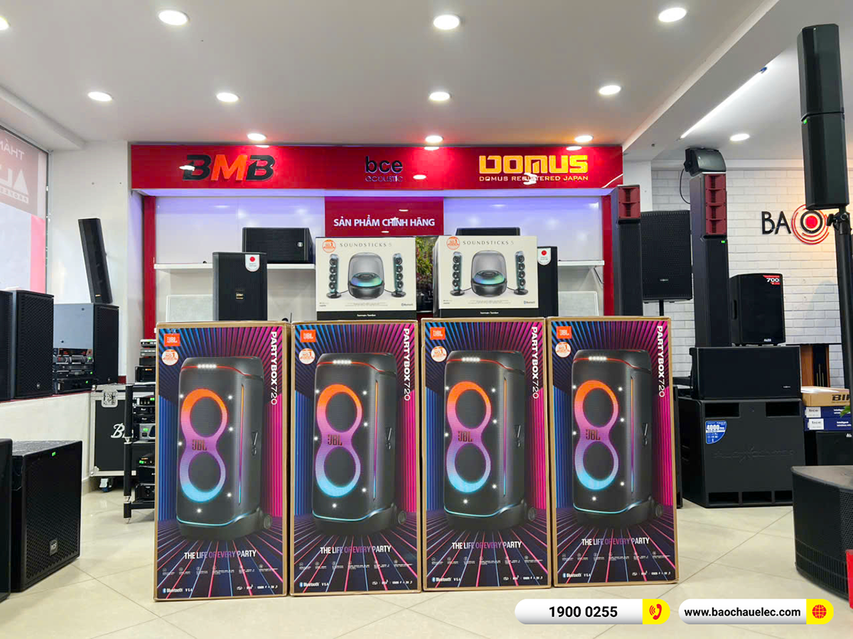  1/15 Loa JBL PartyBox 720 H&igrave;nh ảnh sản phẩm Loa JBL PartyBox 720 H&igrave;nh ảnh thực tế Th&ocirc;ng số sản phẩm 100% h&agrave;ng ch&iacute;nh h&atilde;ng Đền gấp 3 lần nếu ph&aacute;t hiện h&agrave;ng giả Gi&aacute; lu&ocirc;n rẻ nhất Gọi để c&oacute; gi&aacute; tốt nhất Việt Nam Hệ thống 17 cửa h&agrave;ng lớn nhất Việt Nam Trả g&oacute;p 0% Trả g&oacute;p online từ 0% Đặc điểm nổi bật Loa JBL PartyBox 720 &ndash; chiếc loa di động mạnh mẽ, kết hợp &acirc;m thanh ho&agrave;nh tr&aacute;ng v&agrave; hiệu ứng &aacute;nh s&aacute;ng sống động, được thiết kế để mang đến những bữa tiệc bất tận ở bất cứ đ&acirc;u. - Tay cầm t&iacute;ch hợp & b&aacute;nh xe chắc chắn dễ d&agrave;ng di chuyển tr&ecirc;n địa h&igrave;nh gồ ghề, giảm lực khi n&acirc;ng hay đẩy, mang lại trải nghiệm &ldquo;di động&rdquo; cho loa cỡ lớn. - Bảng điều khiển trực quan, dễ sử dụng ph&ugrave; hợp với mọi đối tượng từ người mới đến chuy&ecirc;n nghiệp. - Hệ thống LED đồng bộ với nhạc biến mỗi buổi tiệc th&agrave;nh một show trực quan sống động. - 2 woofer 9 inch cho dải trầm s&acirc;u chắc, 2 tweeter v&ograve;m 1,25 inch t&aacute;i tạo &acirc;m cao trong trẻo, c&ocirc;ng suất 800 W RMS đảm bảo &acirc;m lượng lớn, bass uy lực m&agrave; vẫn chi tiết. - Thời lượng pin d&agrave;i 15 giờ, hỗ trợ pin thay thế v&agrave; sạc nhanh, duy tr&igrave; &acirc;m nhạc li&ecirc;n tục cho c&aacute;c bữa tiệc. - Chống nước bắn chuẩn IPX4 gi&uacute;p bảo vệ loa khỏi nước bắn từ mọi hướng. - Gh&eacute;p nối 2 hoặc nhiều loa để tạo stereo hoặc mở rộng &acirc;m thanh cho kh&ocirc;ng gian rộng, &acirc;m trường c&acirc;n bằng v&agrave; sống động. - Điều khiển từ xa qua ứng dụng JBL PartyBox biến điện thoại th&agrave;nh trung t&acirc;m điều khiển bữa tiệc. - Hỗ trợ đầu v&agrave;o USB-C để ph&aacute;t trực tuyến nhạc. - Kết nối dễ d&agrave;ng với micro, guitar hoặc bảng điều khiển DJ qua 2 đầu v&agrave;o XLR. Loa JBL PartyBox 720 đ&atilde; c&oacute; mặt tại showroom Bảo Ch&acirc;u Elec: Y&ecirc;u th&iacute;ch sự s&ocirc;i động, y&ecirc;u th&iacute;ch những bữa tiệc để &ldquo;quẩy&rdquo; hết m&igrave;nh với bạn b&egrave; th&igrave; Loa JBL PartyBox 720 ch&iacute;nh l&agrave; trợ thủ đắc lực d&agrave;nh cho bạn. Sở hữu &acirc;m thanh JBL Pro sống động, củ bass đầy uy lực c&ugrave;ng hệ thống đ&egrave;n LED đa hiệu ứng c&ugrave;ng nhiều t&iacute;nh năng vượt trội hơn JBL PartyBox 520 v&agrave; JBL PartyBox Stage 320 sẽ cho bạn một s&acirc;n khấu chuy&ecirc;n nghiệp thực thụ. Loa JBL PartyBox 720 Thiết kế di động với c&aacute;c b&aacute;nh xe linh hoạt, tay cầm chắc chắn c&ugrave;ng khả năng chống nước sẽ gi&uacute;p bạn c&oacute; những bữa tiệc tại bể bơi hay ngo&agrave;i trời thật đ&aacute;ng nhớ. Thời lượng pin l&ecirc;n đến 15 giờ, dễ d&agrave;ng thay pin nhanh ch&oacute;ng khi cần thiết c&ugrave;ng khả năng kết nối linh hoạt nhiều qua c&ugrave;ng l&uacute;c th&ocirc;ng qua JBL Auracast&trade; l&agrave; những ưu điểm khiến Loa JBL PartyBox 720 trở th&agrave;nh &ldquo;linh hồn&rdquo; của mọi cuộc vui. Loa JBL PartyBox 720 Loa JBL PartyBox 720 1. Thiết kế c&acirc;n bằng giữa độ bền vững v&agrave; t&iacute;nh di động Sử dụng vật liệu th&acirc;n thiện với m&ocirc;i trường Loa JBL PartyBox 720 được nh&agrave; sản xuất sử dụng chất liệu nhựa t&aacute;i chế sau ti&ecirc;u d&ugrave;ng v&agrave; đ&oacute;ng g&oacute;i bằng giấy chứng nhận FSC, mực in từ đậu n&agrave;nh. Điều n&agrave;y c&oacute; thể thấy JBL đ&atilde; tiếp cận với mục ti&ecirc;u giảm lượng nhựa nguy&ecirc;n sinh, tăng tỉ lệ t&aacute;i chế v&agrave; tối ưu h&oacute;a chuỗi cung ứng xanh. Về mặt thiết kế, nhựa t&aacute;i chế khi được xử l&yacute; tốt sẽ gi&uacute;p sản phẩm c&oacute; độ cứng, độ bền cao. Bao b&igrave; FSC v&agrave; mực đậu n&agrave;nh cũng l&agrave;m giảm t&aacute;c động xấu đến m&ocirc;i trường so với c&aacute;c dạng bao b&igrave; hay nhựa th&ocirc;ng thường. Loa JBL PartyBox 720 K&iacute;ch thước, trọng lượng lớn, kiểu d&aacute;ng khỏe khoắn Loa sở hữu k&iacute;ch thước c&aacute;c chiều rộng, cao, s&acirc;u lần lượt 41,6 &times; 94,2 &times; 40,6 cm c&ugrave;ng trọng lượng 31 kg. Đ&acirc;y l&agrave; một trong những d&ograve;ng loa bluetooth cỡ lớn, n&oacute; đủ sức để tạo ra &acirc;m thanh lớn, dải trầm ấn tượng. Kh&ocirc;ng gian buồng loa kh&aacute; lớn n&ecirc;n khả năng t&aacute;i tạo bass cũng tốt hơn c&aacute;c d&ograve;ng loa bluetooth mini. K&iacute;ch thước v&agrave; trọng lượng kh&aacute; lớn n&ecirc;n đ&acirc;y l&agrave; mẫu loa thi&ecirc;n về sự bề thế, khỏe khoắn, ph&ugrave; hợp cho những bữa tiệc quy m&ocirc; vừa v&agrave; lớn. Loa JBL PartyBox 720 Tay cầm t&iacute;ch hợp & b&aacute;nh xe rộng, linh động nhiều kh&ocirc;ng gian Loa JBL PartyBox 720 được t&iacute;ch hợp tay cầm đem lại điểm tựa cầm nắm chắc chắn khi cần nhấc hoặc dịch chuyển loa l&ecirc;n xuống. Nếu bố tr&iacute; tay cầm ở vị tr&iacute; hợp l&yacute;, thao t&aacute;c sẽ &iacute;t tốn sức hơn v&agrave; an to&agrave;n hơn khi đặt loa v&agrave;o xe. B&aacute;nh xe rộng, chắc chắc đ&acirc;y l&agrave; thay đổi so với b&aacute;nh xe nhỏ &mdash; b&aacute;nh rộng lăn &ecirc;m tr&ecirc;n bề mặt gồ ghề, cỏ hoặc sỏi; giảm hiện tượng kẹt b&aacute;nh v&agrave; giảm lực khi đẩy/điều khiển. Tổng hợp tay cầm v&agrave; b&aacute;nh xe biến PartyBox 720 từ &ldquo;loa nặng&rdquo; th&agrave;nh một thiết bị dễ di chuyển hơn trong thực tế, ph&ugrave; hợp cho tiệc ngo&agrave;i trời, hồ bơi, s&acirc;n vườn. Bảng điều khiển trực quan, dễ tiếp cận cho mọi đối tượng Bảng điều khiển của Loa k&eacute;o JBL PartyBox 720 được thiết kế tối giản, c&aacute;c n&uacute;t chức năng ch&iacute;nh như tăng/giảm &acirc;m lượng, điều chỉnh bass, treble, bật/tắt hiệu ứng &aacute;nh s&aacute;ng, kết nối Bluetooth/Wi-Fi đều c&oacute; k&yacute; hiệu r&otilde; r&agrave;ng. C&oacute; thể bạn kh&ocirc;ng phải l&agrave; một người c&oacute; nhiều kinh nghiệm &acirc;m thanh nhưng vẫn c&oacute; thể l&agrave;m quen, sử dụng nhanh ch&oacute;ng, th&iacute;ch hợp cho gia đ&igrave;nh, bạn b&egrave; thậm ch&iacute; l&agrave; cả những em nhỏ, hay người lớn tuổi. Loa JBL PartyBox 720 Người d&ugrave;ng c&oacute; thể sử dụng thao t&aacute;c tức th&igrave; m&agrave; kh&ocirc;ng phụ thuộc ho&agrave;n to&agrave;n v&agrave;o ứng dụng n&agrave;o đ&oacute; trong điện thoại. V&iacute; dụ như trong l&uacute;c đang ph&aacute;t nhạc bạn c&oacute; thể chỉnh ngay hiệu ứng &aacute;nh s&aacute;ng chỉ bằng một n&uacute;t xoay hoặc điều chỉnh &acirc;m trầm chỉ băng một n&uacute;t bấm hữu &iacute;ch khi ở kh&ocirc;ng gian đ&ocirc;ng người hoặc kh&ocirc;ng tiện mở điện thoại. 120+ Loa Bluetooth JBL Ch&iacute;nh H&atilde;ng USA | Gi&aacute; Rẻ 120+ Loa Bluetooth JBL Ch&iacute;nh H&atilde;ng USA | Gi&aacute; Rẻ ✓ Loa nghe nhạc, h&aacute;t karaoke, biểu diễn hay miễn ch&ecirc; ✓ Loa JBL bluetooth Giảm gi&aacute; đến 29% ✓BH 12 th&aacute;ng 2. Tr&igrave;nh diễn &aacute;nh s&aacute;ng - biến bữa tiệc th&agrave;nh show ấn tượng Kh&ocirc;ng chỉ đơn thuần chỉ l&agrave; một chiếc loa, loa JBL PartyBox 720 c&ograve;n l&agrave; một hệ thống &acirc;m thanh &aacute;nh s&aacute;ngvới v&ocirc; v&agrave;n hiệu ứng đ&egrave;n LED được trang bị, c&aacute;c hiệu ứng ng&ocirc;i sao, vệ s&aacute;ng, đ&egrave;n nhấp nh&aacute;y,&hellip; được đồng bộ theo nhịp điệu mỗi khi ph&aacute;t nhạc. Khi chơi nhạc, c&aacute;c dải led tr&ecirc;n loa tạo th&agrave;nh lớp biểu diễn trực quan tăng cường trải nghiệm thị gi&aacute;c của người d&ugrave;ng từ mờ ảo đến cao tr&agrave;o s&ocirc;i động. Loa JBL PartyBox 720 Hệ thống &aacute;nh s&aacute;ng với strobe v&agrave; beam rực rỡ ph&ugrave; hợp cho nhiều kh&ocirc;ng gian ngo&agrave;i trời, tuy nhi&ecirc;n nếu cần điều chỉnh chuy&ecirc;n s&acirc;u như m&agrave;u sắc hay pattern bạn c&oacute; thể đồng bộ qua app để t&ugrave;y chỉnh theo &yacute; muốn, hơn nữa việc sử dụng nhiều hiệu ứng &aacute;nh s&aacute;ng ở mức cao sẽ l&agrave;m ti&ecirc;u hao dung lượng pin nhanh hơn n&ecirc;n bạn cần lưu &yacute; nh&eacute;! 3. Khả năng t&aacute;i tạo &acirc;m thanh &ldquo;to, r&otilde; v&agrave; c&oacute; lực&rdquo; Sự kết hợp giữa 2 củ loa woofer lớn c&ugrave;ng 2 củ loa tweeter tinh chỉnh gi&uacute;p Loa JBL PartyBox 720 c&oacute; dải &acirc;m c&acirc;n bằng hơn. Cụ thể: 2 woofer 9 inch (243 mm) cho ph&eacute;p m&agrave;ng loa dịch chuyển kh&ocirc;ng kh&iacute; nhiều hơn, tạo dải trầm s&acirc;u, chắc v&agrave; c&oacute; lực. Đ&acirc;y ch&iacute;nh l&agrave; &ldquo;tr&aacute;i tim&rdquo; gi&uacute;p Loa PartyBox 720 mang đến &acirc;m bass mạnh mẽ, th&iacute;ch hợp chơi c&aacute;c d&ograve;ng nhạc EDM, hip-hop hoặc nhạc dance. 2 tweeter v&ograve;m 1,25 inch (30 mm) đảm nhận dải cao, mang lại sự chi tiết, trong trẻo cho giọng h&aacute;t v&agrave; nhạc cụ. K&iacute;ch thước n&agrave;y đủ lớn để t&aacute;i hiện dải cao r&otilde; n&eacute;t nhưng kh&ocirc;ng bị ch&oacute;i, đồng thời tạo &acirc;m trường mở rộng hơn. Với c&ocirc;ng suất hoạt động 800W RMS, Loa PartyBox 720 c&oacute; đủ năng lượng để phục vụ những bữa tiệc ngo&agrave;i trời, kh&ocirc;ng gian rộng hoặc c&aacute;c buổi tr&igrave;nh diễn quy m&ocirc; vừa, tạo ra &acirc;m lượng mạnh mẽ m&agrave; vẫn duy tr&igrave; được độ r&otilde; r&agrave;ng. So với c&aacute;c mẫu loa di động th&ocirc;ng thường, loa c&oacute; c&ocirc;ng suất ở mức vượt trội, cho ph&eacute;p PartyBox 720 nằm trong nh&oacute;m loa party cỡ lớn, chuy&ecirc;n &ldquo;quẩy&rdquo;. 4. Pin rời tiện lợi - Thời lượng chơi đến 15 giờ Thiết kế pin rời tiện lợi Loa JBL PartyBox 720 được trang bị hai vi&ecirc;n pin rời dung lượng cao, mang đến khả năng sử dụng li&ecirc;n tục trong nhiều giờ liền. Điểm đặc biệt nằm ở thiết kế th&aacute;o lắp nhanh, cho ph&eacute;p người d&ugrave;ng thay pin dễ d&agrave;ng chỉ bằng v&agrave;i thao t&aacute;c đơn giản, kh&ocirc;ng cần c&ocirc;ng cụ hỗ trợ. Điều n&agrave;y cực kỳ hữu &iacute;ch trong c&aacute;c buổi tiệc k&eacute;o d&agrave;i, sự kiện ngo&agrave;i trời hay những chuyến d&atilde; ngoại xa nguồn điện. Loa JBL PartyBox 720 Khi vi&ecirc;n pin hết năng lượng, bạn chỉ cần thay vi&ecirc;n kh&aacute;c đ&atilde; sạc sẵn để tiếp tục cuộc vui m&agrave; kh&ocirc;ng bị gi&aacute;n đoạn. Ngo&agrave;i ra, việc thay thế hoặc n&acirc;ng cấp pin trong tương lai cũng trở n&ecirc;n đơn giản, gi&uacute;p k&eacute;o d&agrave;i tuổi thọ thiết bị v&agrave; đảm bảo JBL PartyBox 720 lu&ocirc;n sẵn s&agrave;ng mang đến &acirc;m nhạc s&ocirc;i động ở bất cứ đ&acirc;u. Thời lượng ph&aacute;t nhạc ấn tượng l&ecirc;n đến 15 giờ Loa JBL PartyBox 720 sử dụng pin rời c&oacute; thể th&aacute;o lắp v&agrave; thay thế dễ d&agrave;ng, mang đến thời gian ph&aacute;t nhạc li&ecirc;n tục l&ecirc;n đến 15 giờ. Đ&acirc;y l&agrave; con số ấn tượng đối với một chiếc loa Bluetooth c&ocirc;ng suất lớn, gi&uacute;p bạn thoải m&aacute;i tận hưởng &acirc;m nhạc trong c&aacute;c buổi picnic, tiệc ngo&agrave;i trời hay d&atilde; ngoại d&agrave;i ng&agrave;y m&agrave; kh&ocirc;ng lo gi&aacute;n đoạn. Thiết kế pin rời c&ograve;n gi&uacute;p người d&ugrave;ng chủ động thay pin khi cần, đảm bảo cuộc vui lu&ocirc;n tr&agrave;n đầy năng lượng. Loa JBL PartyBox 720 Sạc nhanh tiện lợi, lu&ocirc;n sẵn s&agrave;ng cho cuộc vui Loa JBL PartyBox 720 được trang bị t&iacute;nh năng sạc nhanh th&ocirc;ng minh, chỉ cần 10 ph&uacute;t sạc l&agrave; c&oacute; th&ecirc;m khoảng 2 giờ ph&aacute;t nhạc, v&ocirc; c&ugrave;ng hữu &iacute;ch trong trường hợp loa gần hết pin giữa chừng. Tuy nhi&ecirc;n, thời gian sử dụng thực tế c&oacute; thể thay đổi t&ugrave;y theo mức &acirc;m lượng, cường độ &aacute;nh s&aacute;ng LED v&agrave; số lượng thiết bị kết nối. Để đảm bảo buổi tiệc diễn ra trọn vẹn, bạn n&ecirc;n chuẩn bị sẵn pin dự ph&ograve;ng hoặc nguồn sạc ngo&agrave;i để loa lu&ocirc;n sẵn s&agrave;ng khuấy động kh&ocirc;ng kh&iacute; mọi l&uacute;c, mọi nơi. Loa JBL PartyBox 720 5. Chống nước bắn IPX4 - an t&acirc;m cho c&aacute;c bữa tiệc gần hồ bơi Với chuẩn đạt IPX4, Loa JBL PartyBox 720 c&oacute; thể chịu được nước bắng ở mọi hướng bạn kh&ocirc;ng cần qu&aacute; lo nếu nước t&eacute; nhẹt, nước từ hồ bơi hoặc d&iacute;nh mưa ph&ugrave;n. Tuy đạt chỉ số IPX4 nhưng kh&ocirc;ng c&oacute; nghĩa l&agrave; loa c&oacute; thể sử dụng khi bị ngập nước hoặc thời tiết mưa qu&aacute; to, nước phn trực tiếp,&hellip;. Loa JBL PartyBox 720 Hơn nữa khi mang ra ra biển bạn cần ch&uacute; &yacute; bởi c&aacute;c t&aacute;c động của nước muối ăn m&ograve;n, đặc biệt sau khi tiếp x&uacute;c với nước bạn cần lau kh&ocirc; c&aacute;c cổng kết nối, cổng ra v&agrave;o để đảm bảo tuổi thọ l&acirc;u d&agrave;i cho loa. H&eacute; Lộ Loa JBL Partybox 720 Mới - B&ugrave;ng Nổ &Acirc;m Thanh, Mạnh Mẽ Hơn Top 12 loa bluetooth JBL nghe nhạc hay nhất hiện nay TOP 12 Loa Bluetooth JBL Hay Tốt Nhất Hiện Nay, Gi&aacute; Sốc Bạn l&agrave; người y&ecirc;u &acirc;m nhạc th&igrave; chắc chắn kh&ocirc;ng n&ecirc;n bỏ qua Top 12 Loa bluetooth JBL Hay v&agrave; Tốt nhất hiện nay. Gi&aacute; Rẻ Nhất Việt Nam. Xem ngay b&agrave;i viết 6. Kết nối nhiều loa bằng Auracast&trade; - mở rộng &acirc;m thanh linh hoạt Loa JBL PartyBox 720 hỗ trợ gh&eacute;p đ&ocirc;i để tạo stereo thực sự v&agrave; c&oacute; thể kết nối nhiều loa kh&ocirc;ng d&acirc;y hỗ trợ JBL Auracast&trade; để khuếch đại &acirc;m nhạc trong kh&ocirc;ng gian rộng. Gh&eacute;p đ&ocirc;i 2 hoặc nhiều chiếc loa bluetooth JBL PartyBox 720 mang đến s&acirc;n khấu &acirc;m thanh b&ugrave;ng nổ, &acirc;m trường mở rộng, độ c&acirc;n bằng 2 b&ecirc;n tr&aacute;i &ndash; phải hợp l&yacute;, khi c&oacute; nhiều chiếc loa sử dụng chế độ Auracast&trade; bạn c&oacute; thể phủ &acirc;m đều v&agrave; rộng cho c&aacute;c sự kiện ngo&agrave;i trời, sự kiện nhỏ. Loa JBL PartyBox 720 Tuy nhi&ecirc;n khi thiết lập nhiều loa y&ecirc;u cầu cần đồng bộ h&oacute;a va khi sử dụng nhiều thiết bị trong c&ugrave;ng thời điểm lưu &yacute; quản l&yacute; nguồn để tr&aacute;nh hụt c&ocirc;ng suất giữa c&aacute;c loa. Hơn nữa m&ocirc;i trường như nhiễu RF, vật cản cũng ảnh hưởng đến độ ổn định, do vậy bạn n&ecirc;n kiểm tra trước khi diễn ra sự kiện. 7. Kiểm so&aacute;t bữa tiệc bằng ứng dụng JBL PartyBox Ứng dụng JBL PartyBox cho ph&eacute;p điều khiển nhạc, EQ v&agrave; chương tr&igrave;nh biểu diễn &aacute;nh s&aacute;ng từ xa tr&ecirc;n loa JBL PartyBox 720 gi&uacute;p bạn &ldquo;l&agrave;m DJ&rdquo; ngay tr&ecirc;n smartphone. Khi d&ugrave;ng app, bạn c&oacute; thể thay đổi preset, tinh chỉnh EQ, k&iacute;ch hoạt hiệu ứng &aacute;nh s&aacute;ng, chọn nguồn ph&aacute;t v&agrave; điều phối &acirc;m lượng m&agrave; kh&ocirc;ng phải đứng cạnh loa - rất tiện khi bạn muốn điều chỉnh nhanh trong l&uacute;c party bận rộn. Loa JBL PartyBox 720 Ứng dụng cũng hỗ trợ lưu cấu h&igrave;nh y&ecirc;u th&iacute;ch, chuyển nguồn giữa USB/Bluetooth/aux v&agrave; gh&eacute;p đ&ocirc;i nhiều loa, biến điện thoại th&agrave;nh bảng điều khiển trung t&acirc;m. Điểm cần lưu &yacute;: trải nghiệm app c&oacute; thể kh&aacute;c nhau tr&ecirc;n từng nền tảng (iOS/Android), v&agrave; việc điều khiển từ xa phụ thuộc v&agrave;o kết nối ổn định; tốt nhất l&agrave; cấu h&igrave;nh trước khi kh&aacute;ch đến v&agrave; đặt điện thoại điều khiển ở chế độ pin cao hoặc sạc li&ecirc;n tục trong suốt buổi. Loa JBL PartyBox 720 8. Kết nối &acirc;m thanh chất lượng cao liền mạch Loa JBL PartyBox 720 cho ph&eacute;p bạn thưởng thức &acirc;m thanh chất lượng cao với đầu v&agrave;o USB-C dễ d&agrave;ng kết nối trực tiếp với c&aacute;c ứng dụng ph&aacute;t nhạc trực tuyến, karaoke hay c&aacute;c nguồn &acirc;m thanh kỹ thuật số. H&eacute; Lộ Loa JBL Partybox 720 Mới - B&ugrave;ng Nổ &Acirc;m Thanh, Mạnh Mẽ Hơn T&iacute;n hiệu &acirc;m thanh được truyền tải nguy&ecirc;n vẹn, kh&ocirc;ng bị ảnh hưởng b&ecirc;n mọi người trong buổi tiệc đều c&oacute; thể thưởng thức &acirc;m thanh với độ trong trẻo, chi tiết nhất. Ngo&agrave;i ra USB-C c&ograve;n v&ocirc; c&ugrave;ng tiện lợi bởi tốc độ truyền dữ liệu cao, giảm thiểu độ trễ so với c&aacute;c kết nối phổ th&ocirc;ng, truyền thống trước đ&oacute;. Hỗ trợ kết nối, ph&aacute;t nhạc từ c&aacute;c thiết bị th&ocirc;ng minh như laptop, điện thoại m&agrave; kh&ocirc;ng cần th&ecirc;m bộ chuyển đổi. 9. Kết nối dễ d&agrave;ng với mic, guitar hoặc bảng điều khiển DJ với 2 đầu v&agrave;o XLR Với 2 cổng XLR được trang bị bạn c&oacute; thể dễ d&agrave;ng kết nối th&ecirc;m nhạc cụ guitar, micro, b&agrave;n điều khiển DJ một c&aacute;ch nhanh ch&oacute;ng. XLR với thế mạnh đảm bảo nguồn t&iacute;n hiệu ổn định, hạn chế nhiễu, giữ cho &acirc;m thanh r&otilde; r&agrave;ng nhất l&agrave; khi h&aacute;t live hoặc chơi nhạc trực tiếp, người d&ugrave;ng c&oacute; thể dễ d&agrave;ng chuyển đổi giữa micro hay nhạc cụ, t&ugrave;y chỉnh &acirc;m lượng v&agrave; hiệu ứng tr&ecirc;n loa m&agrave; kh&ocirc;ng cần th&ocirc;ng qua c&aacute;c bộ xử l&yacute; trung gian. H&eacute; Lộ Loa JBL Partybox 720 Mới - B&ugrave;ng Nổ &Acirc;m Thanh, Mạnh Mẽ Hơn Điều n&agrave;y khiến chiếc loa PartyBox 720 kh&ocirc;ng đơn thuần l&agrave; chiếc loa di động m&agrave; n&oacute; trở th&agrave;nh trung t&acirc;m biểu diễn chuy&ecirc;n nghiệp cho c&aacute;c bữa tiệc, sự kiện, kh&ocirc;ng gian karaoke mang lại trải nghiệm mượt m&agrave; nhất cho người d&ugrave;ng. 10. Loa PartyBox 720 v&agrave; t&iacute;nh ứng dụng trong đời sống Loa JBL PartyBox 720 l&agrave; trợ thủ v&ocirc; c&ugrave;ng đắc lực đ&aacute;p ứng nhiều nhu cầu giải tr&iacute; cũng như nhiều ho&agrave;n cảnh kh&aacute;c nhau như: H&eacute; Lộ Loa JBL Partybox 720 Mới - B&ugrave;ng Nổ &Acirc;m Thanh, Mạnh Mẽ Hơn C&aacute;c bữa tiệc gia đ&igrave;nh v&agrave; bạn b&egrave;: JBL PartyBox 720 đem đến bữa tiệc những &acirc;m thanh mạnh mẽ, sức mạnh của dải trầm s&acirc;u, &acirc;m cao trong trẻo, r&otilde; r&agrave;ng c&oacute; thể chơi tốt nhi&ecirc;u thể loại nhạc. Chỉ với 1 chiếc loa hỗ trợ bạn c&oacute; thể tổ chức tiệc trong ph&ograve;ng kh&aacute;ch, s&acirc;n vườn hoặc bất kỳ kh&ocirc;ng gian n&agrave;o m&agrave; kh&ocirc;ng lo &acirc;m thanh bị lấn &aacute;t. Hiệu ứng đ&egrave;n LED cũng gi&uacute;p bữa tiệc trở n&ecirc;n s&ocirc;i động hơn. C&aacute;c sự kiện ngo&agrave;i trời: Sở hữu thiết kế tay cầm v&agrave; b&aacute;nh xe n&ecirc;n đ&acirc;y l&agrave; một d&ograve;ng loa v&ocirc; c&ugrave;ng tiện lợi khi di chuyển ở nhiều dạng địa h&igrave;nh. Kết hợp với chuẩn chống nước IPX4 gi&uacute;p bạn c&oacute; thể tổ chức nhiều hoạt động như picnic, tiệc bể bơi, tiệc s&acirc;n vườn m&agrave; kh&ocirc;ng lo d&iacute;nh mưa, d&iacute;nh nước. C&ocirc;ng suất 800W n&ecirc;n loa c&oacute; thể khuếch đại v&agrave; phủ &acirc;m rộng tạo n&ecirc;n bầu kh&ocirc;ng kh&iacute; v&ocirc; c&ugrave;ng cuốn h&uacute;t cho sự kiện. Sự kiện biểu diễn nhỏ, h&aacute;t karaoke giải tr&iacute;: Nh&agrave; sản xuất trang bị 2 cổng XLR cho micro v&agrave; guitar, c&ugrave;ng kết nối USB-C v&agrave; Bluetooth n&ecirc;n bạn ho&agrave;n to&agrave;n c&oacute; thể h&aacute;t karaoke hoặc biểu diễn đường phố trực tiếp. T&iacute;nh năng gh&eacute;p nối 2 loa cũng được bổ trợ mang đến trải nghiệm chuy&ecirc;n nghiệp nhất. 11. Bảng so s&aacute;nh Loa JBL Partybox 720, JBL Partybox 520 v&agrave; JBL Stage 320 Ti&ecirc;u ch&iacute; JBL PartyBox 720 JBL PartyBox 520 JBL PartyBox Stage 320 Cấu h&igrave;nh loa 2 bass 9&rdquo; + 2 tweeter 1.25&rdquo; 2 bass 7.5&rdquo; + 2 tweeter 1&rdquo; 2 bass 6.5&rdquo; + 2 tweeter 1&rdquo; C&ocirc;ng suất đầu ra 800W RMS 400W 240W Đ&aacute;p tuyến tần số 32Hz &ndash; 20kHz 40Hz &ndash; 20kHz 40Hz &ndash; 20kHz Pin & thời lượng Pin JBL 600, Li-ion 99,02 Wh (gắn liền), 15 giờ, sạc 3h Pin th&aacute;o rời, 15 giờ, sạc 3h Pin th&aacute;o rời, 18 giờ, sạc nhanh 10p/2h h&aacute;t Bluetooth 5.4 5.4 5.4 T&iacute;nh năng nổi bật &Aacute;nh s&aacute;ng LED, Auracast, IPX4, mic/guitar-in, USB, XLR, app JBL PartyBox AI Sound Boost, &aacute;nh s&aacute;ng LED, karaoke, Auracast, IPX4, mic/guitar-in, USB &Aacute;nh s&aacute;ng LED, karaoke, Auracast, IPX4, mic/guitar-in, USB K&iacute;ch thước (cm) 94.2 x 41.6 x 40.6 85.4 x 48.9 x 48 67 x 33.5 x 38.5 Trọng lượng 31kg 25.5kg 16.5kg T&iacute;nh di động K&iacute;ch thước lớn, đồ sộ, khỏe khoắn Trung b&igrave;nh, pin th&aacute;o rời, dễ di chuyển Nhẹ nhất, c&oacute; b&aacute;nh xe v&agrave; tay k&eacute;o, dễ mang theo Ph&ugrave; hợp sử dụng Tiệc lớn, kh&ocirc;ng gian rộng, sự kiện ngo&agrave;i trời Tiệc vừa, trong nh&agrave; hoặc ngo&agrave;i trời Tiệc nhỏ &ndash; vừa, di chuyển thường xuy&ecirc;n 12. Trong hộp c&oacute; g&igrave;? 1 x JBL PartyBox 720 1 x Hướng dẫn bắt đầu nhanh 1 x Hướng dẫn an to&agrave;n v&agrave; Thẻ bảo h&agrave;nh D&acirc;y nguồn AC - số lượng v&agrave; loại ph&iacute;ch cắm thay đổi t&ugrave;y theo khu vực Loa JBL PartyBox 720 13. Tổng hợp hướng dẫn sử dụng Loa JBL PartyBox 720 C&aacute;ch kết nối bluetooth Loa JBL PartyBox 720 Loa JBL PartyBox 720 C&aacute;ch t&ugrave;y chỉnh hiệu ứng đ&egrave;n Lightshow Loa JBL PartyBox 720 C&aacute;ch kết nối Micro Loa JBL PartyBox 720 C&aacute;ch kết nối Nhạc cụ Loa JBL PartyBox 720 C&aacute;ch kết nối nhiều loa JBL Stage 720 c&ugrave;ng l&uacute;c Loa JBL PartyBox 720 C&aacute;ch sạc pin cho loa JBL Stage 720 Loa JBL PartyBox 720 C&aacute;ch thay pin cho loa Loa JBL PartyBox 720 C&aacute;ch c&agrave;i đặt ứng dụng JBL App Loa JBL PartyBox 720 Trọn bộ hướng dẫn sử dụng Loa JBL PartyBox 720 từ A đến Z Trọn bộ hướng dẫn sử dụng Loa JBL PartyBox 720 từ A đến Z Kh&aacute;m ph&aacute; trọn bộ hướng dẫn sử dụng Loa JBL PartyBox 720 từ A đến Z &ndash; chi tiết c&aacute;ch kết nối, điều chỉnh &acirc;m thanh v&agrave; mẹo tối ưu hiệu suất loa. 14. Sở hữu Loa JBL PartyBox 720 gi&aacute; tốt ch&iacute;nh h&atilde;ng tại Bảo Ch&acirc;u Elec Sản phẩm Loa JBL PartyBox 720 &ndash; loa di động c&ocirc;ng suất lớn với hiệu ứng &aacute;nh s&aacute;ng ho&agrave;nh tr&aacute;ng, pin sạc l&ecirc;n tới 15 giờ c&ugrave;ng khả năng di chuyển linh hoạt hiện đ&atilde; c&oacute; mặt tại Bảo Ch&acirc;u Elec. Đ&acirc;y l&agrave; địa chỉ uy t&iacute;n số 1 hiện nay chuy&ecirc;n cung cấp thiết bị &acirc;m thanh ch&iacute;nh h&atilde;ng. Mua h&agrave;ng tại Bảo Ch&acirc;u Elec bạn sẽ nhận được: Sản phẩm ch&iacute;nh h&atilde;ng, đầy đủ bảo h&agrave;nh, CO-CQ từ nh&agrave; ph&acirc;n phối. Dịch vụ tư vấn chuy&ecirc;n nghiệp để chọn cấu h&igrave;nh sản phẩm ph&ugrave; hợp với kh&ocirc;ng gian của bạn. Hỗ trợ trải nghiệm thực tế sản phẩm, bạn c&oacute; thể nghe thử &acirc;m thanh, y&ecirc;u cầu chỉnh &acirc;m hoặc demo &aacute;nh s&aacute;ng trực tiếp tại showroom. C&aacute;c lựa chọn mua dễ d&agrave;ng: thanh to&aacute;n tại cửa h&agrave;ng, thanh to&aacute;n trả g&oacute;p l&atilde;i suất thấp hoặc đặt h&agrave;ng online c&oacute; giao tận nơi. Nhấc m&aacute;y l&ecirc;n v&agrave; gọi ngay 1900 0255 để được tư vấn nhanh &ndash; hoặc gh&eacute; qua một trong c&aacute;c showroom Bảo Ch&acirc;u Elec gần nhất để trực tiếp trải nghiệm PartyBox 720 v&agrave; đặt mua ngay trong h&ocirc;m nay nh&eacute;! Tham khảo bảng gi&aacute; 999+ Mẫu Loa Bluetooth gi&aacute; rẻ nhất 2025! 120+ Loa Bluetooth JBL Ch&iacute;nh H&atilde;ng USA | Gi&aacute; Rẻ ✓ Loa nghe nhạc, h&aacute;t karaoke, biểu diễn hay miễn ch&ecirc; ✓ Loa JBL bluetooth Giảm gi&aacute; đến 29% ✓BH 12 th&aacute;ng Xem th&ecirc;m Đ&aacute;nh gi&aacute; sản phẩm 5/5 1 đ&aacute;nh gi&aacute; 5 100% 4 0% 3 0% 2 0% 1 0% 5 L&ecirc; đức mạnh Đ&atilde; mua h&agrave;ng 10/09/2025Th&iacute;ch 720 l&agrave; sản phẩm n&acirc;ng cấp 520 qu&aacute; uy t&iacute;n v&agrave; đẳng cấp lu&ocirc;n b&agrave; con Viết đ&aacute;nh gi&aacute; Loa JBL PartyBox 720