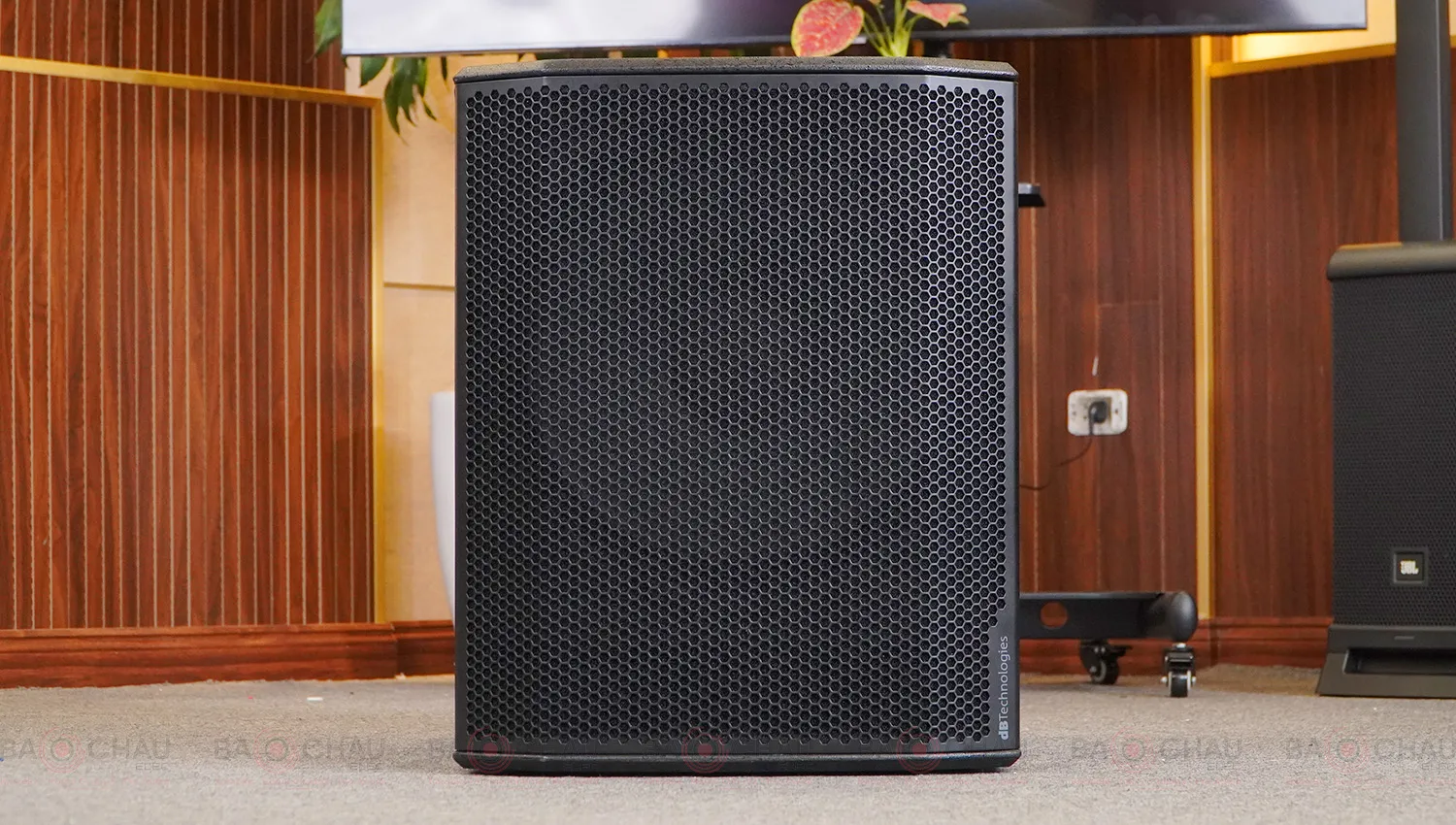 Loa sub điện dBTechnologies Sub 618